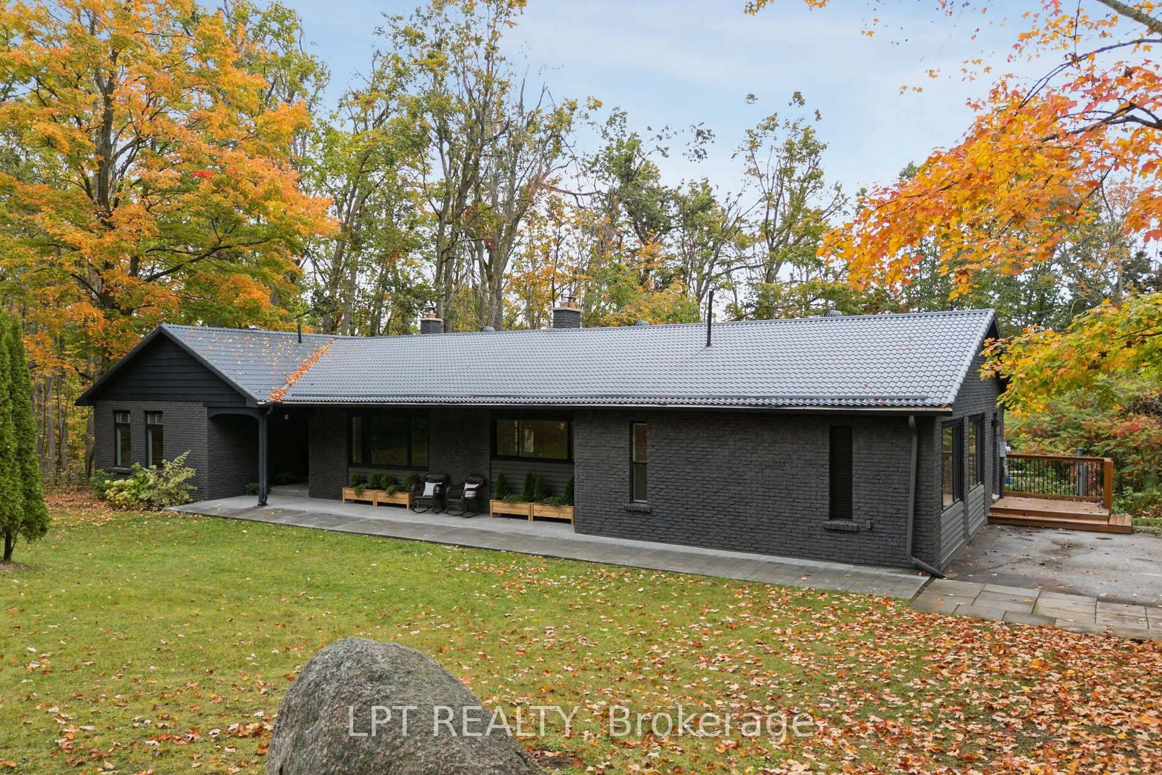 Home with vinyl exterior material, unknown for 1083 Line 15, Oro-Medonte Ontario L3V 8J1