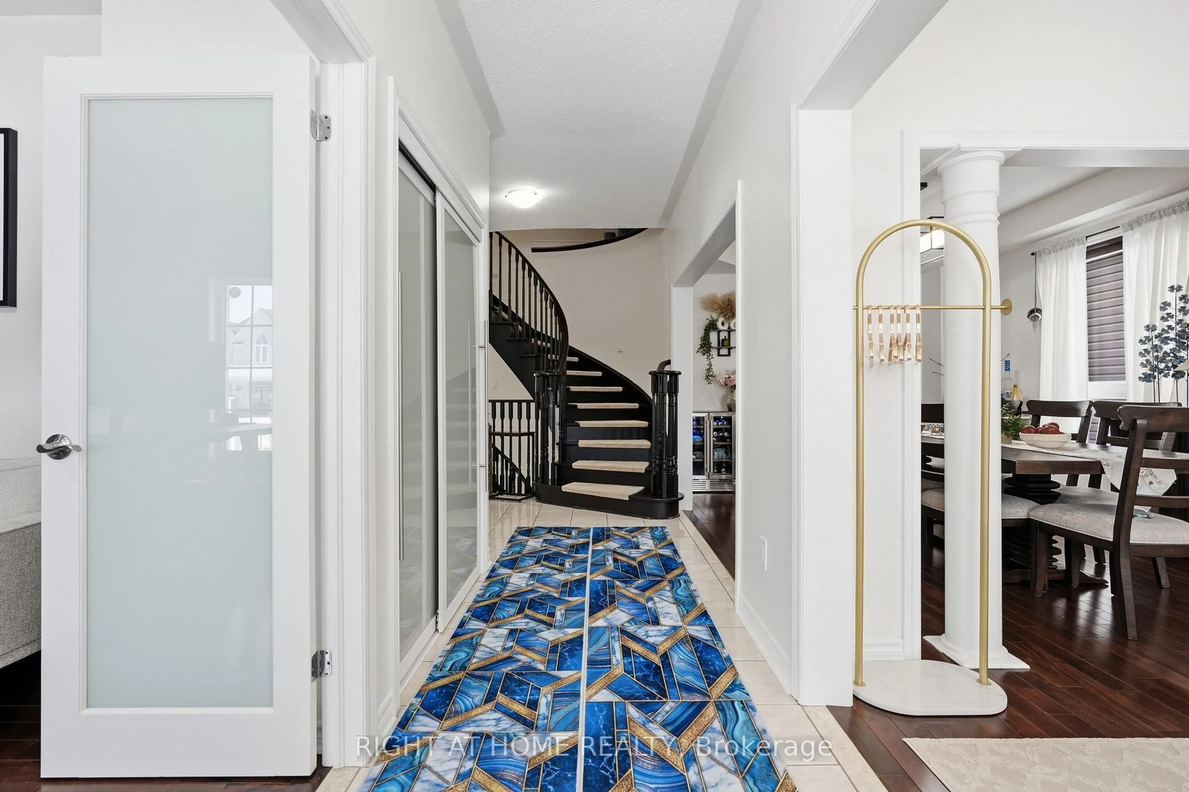 Indoor entryway for 31 The Queensway, Barrie Ontario L4M 7H5
