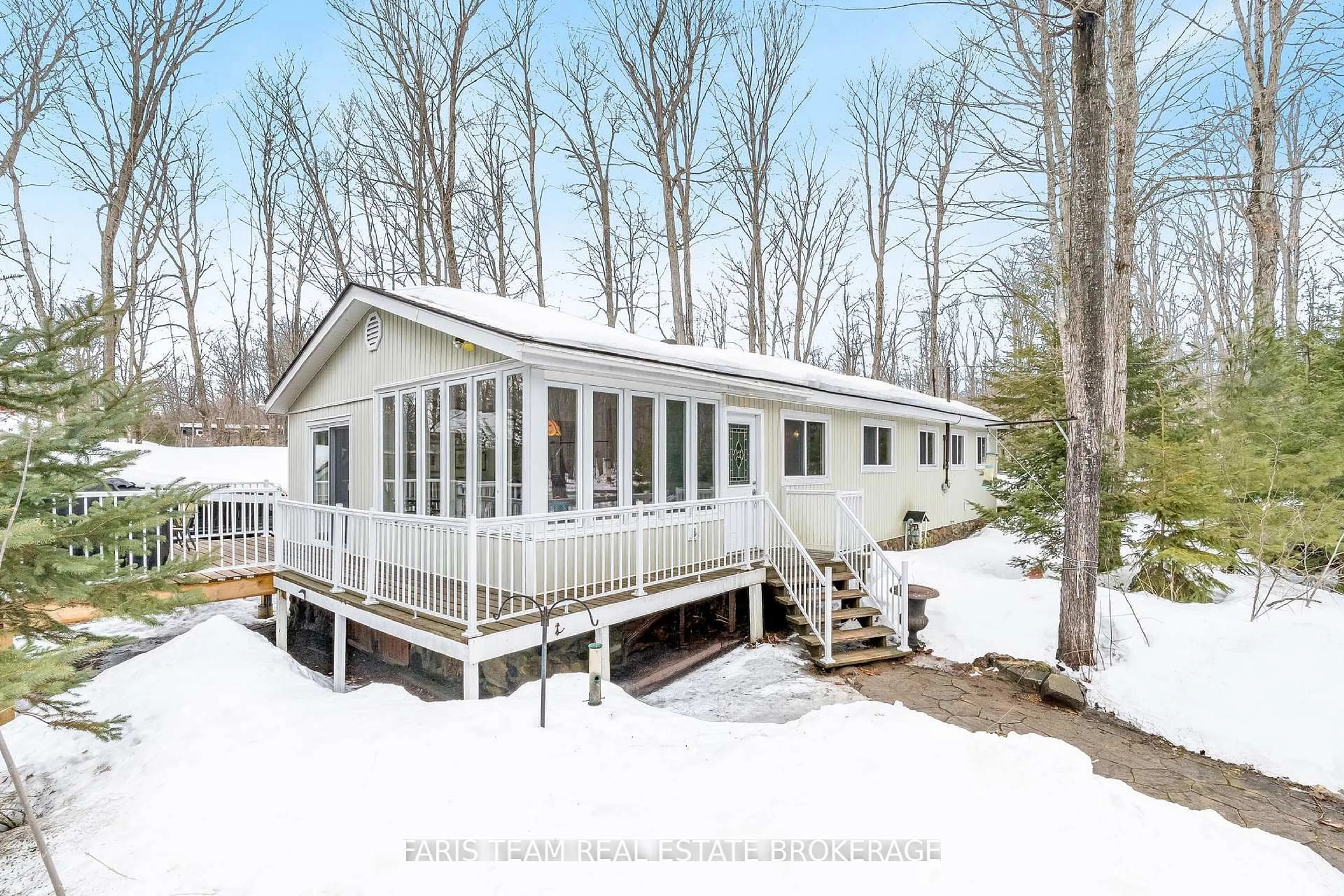 Home with vinyl exterior material, unknown for 2 Souvenir Ave, Tiny Ontario L9M 0H5