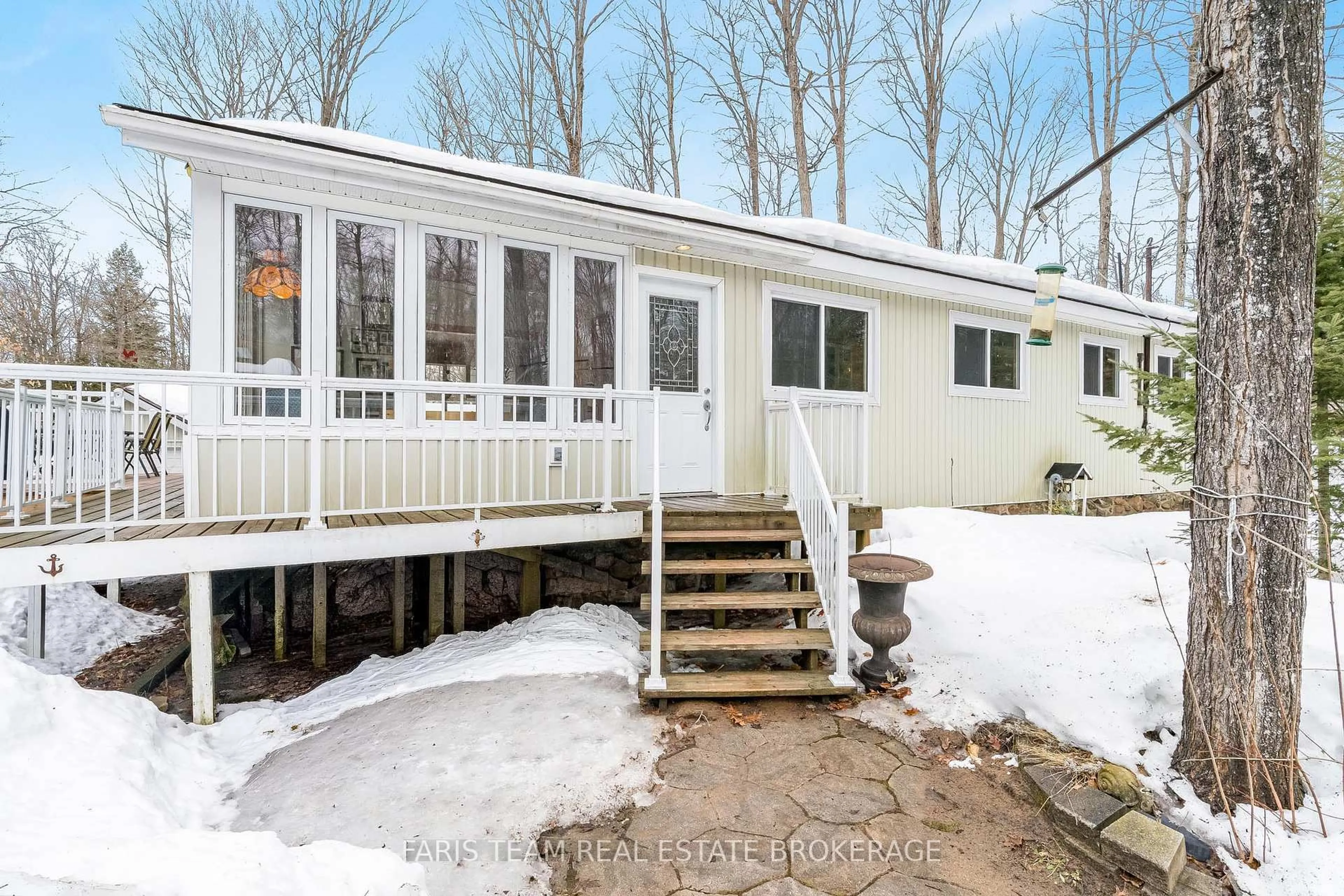 Home with vinyl exterior material, mountain view for 2 Souvenir Ave, Tiny Ontario L9M 0H5