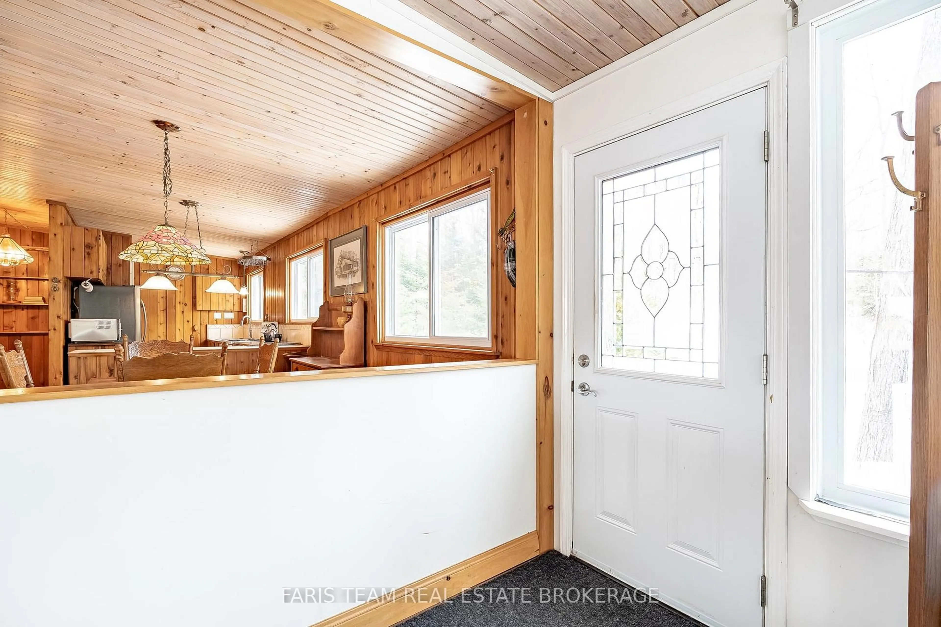 Indoor entryway for 2 Souvenir Ave, Tiny Ontario L9M 0H5