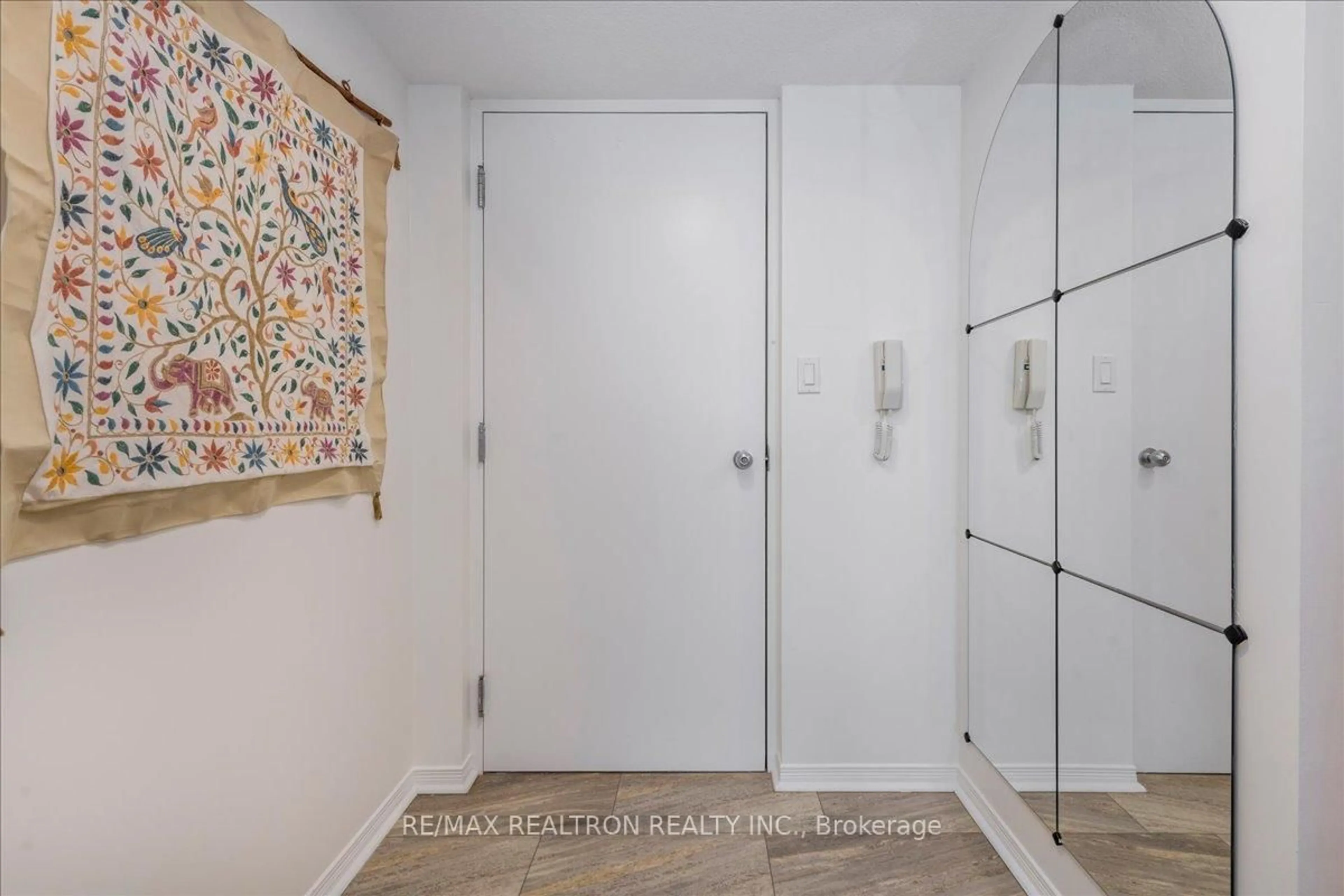 Indoor entryway for 107 Bond St #101, Orillia Ontario L3V 1J7