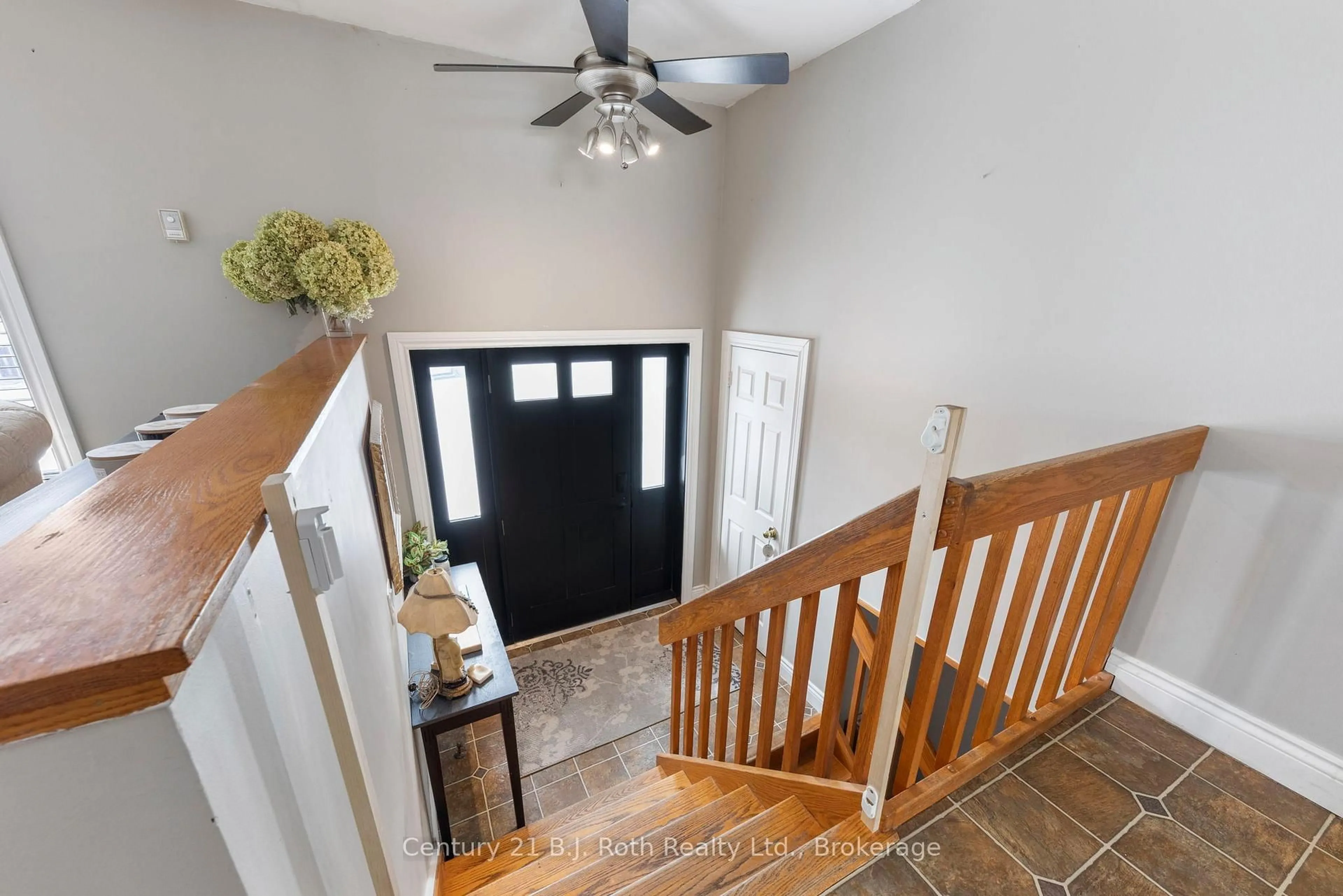 Indoor entryway for 60 Lepage Dr, Penetanguishene Ontario L9M 1R5