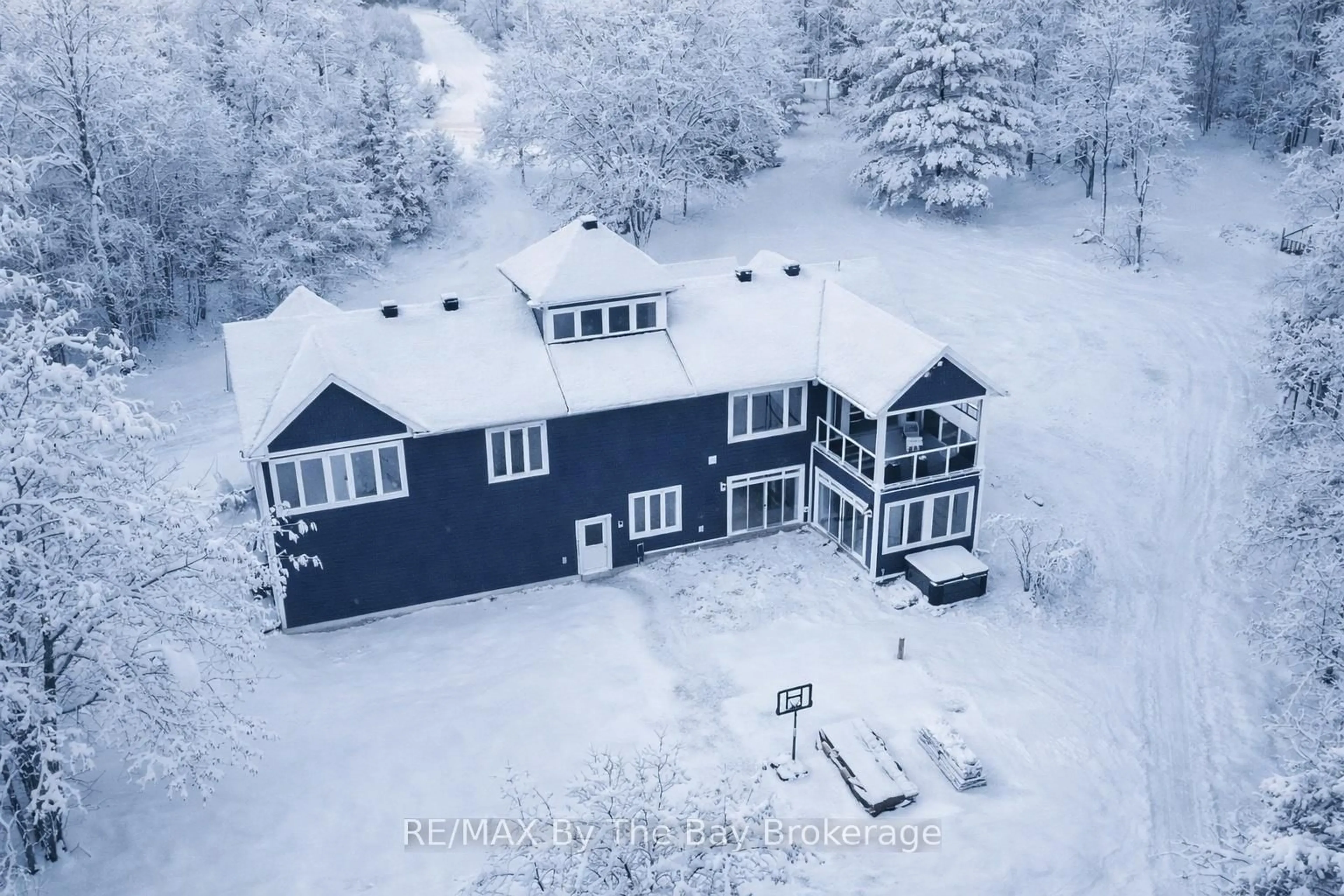 A pic from outside/outdoor area/front of a property/back of a property/a pic from drone, building for 7881 Poplar Side Rd, Clearview Ontario L9Y 5N4