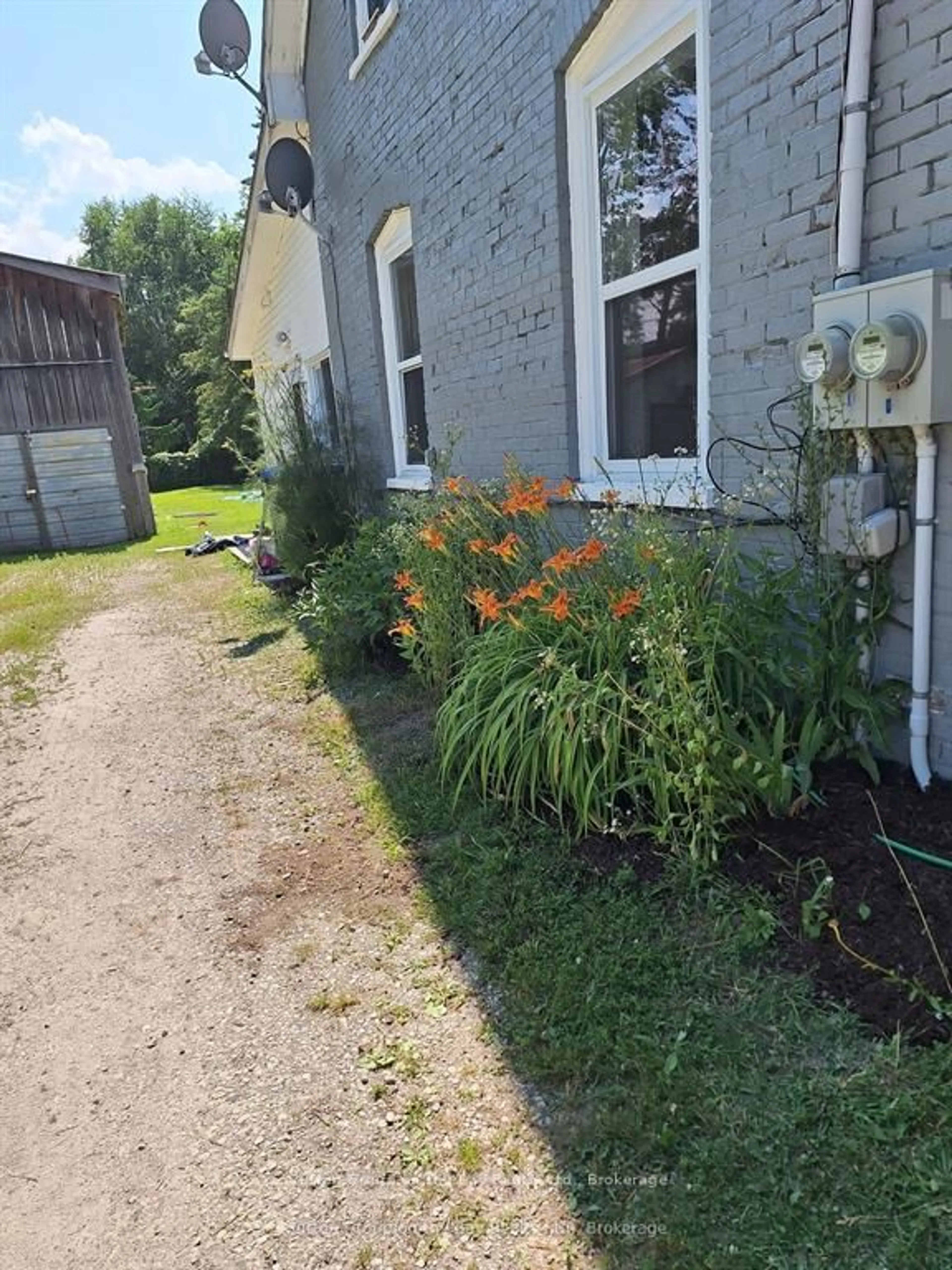 A pic from outside/outdoor area/front of a property/back of a property/a pic from drone, street for 215 Cedar St. St, Clearview Ontario L0M 1S0