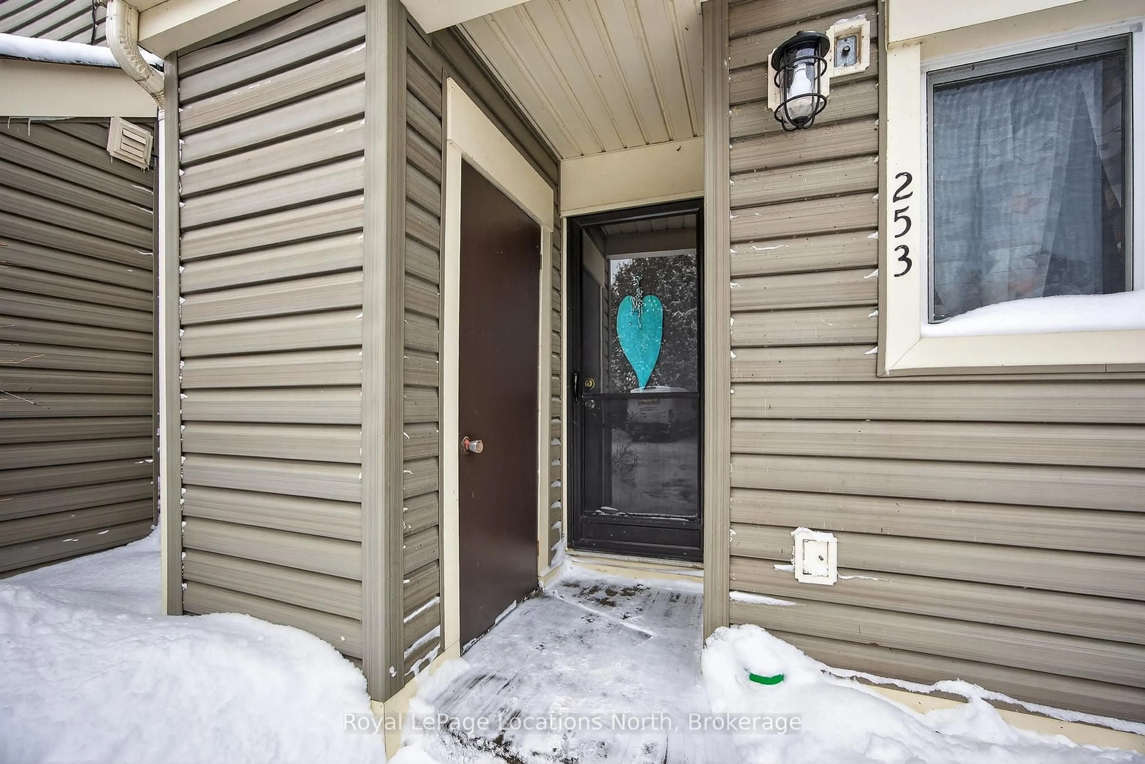 Indoor entryway for 13 Harbour St #253, Collingwood Ontario L9Y 5B4