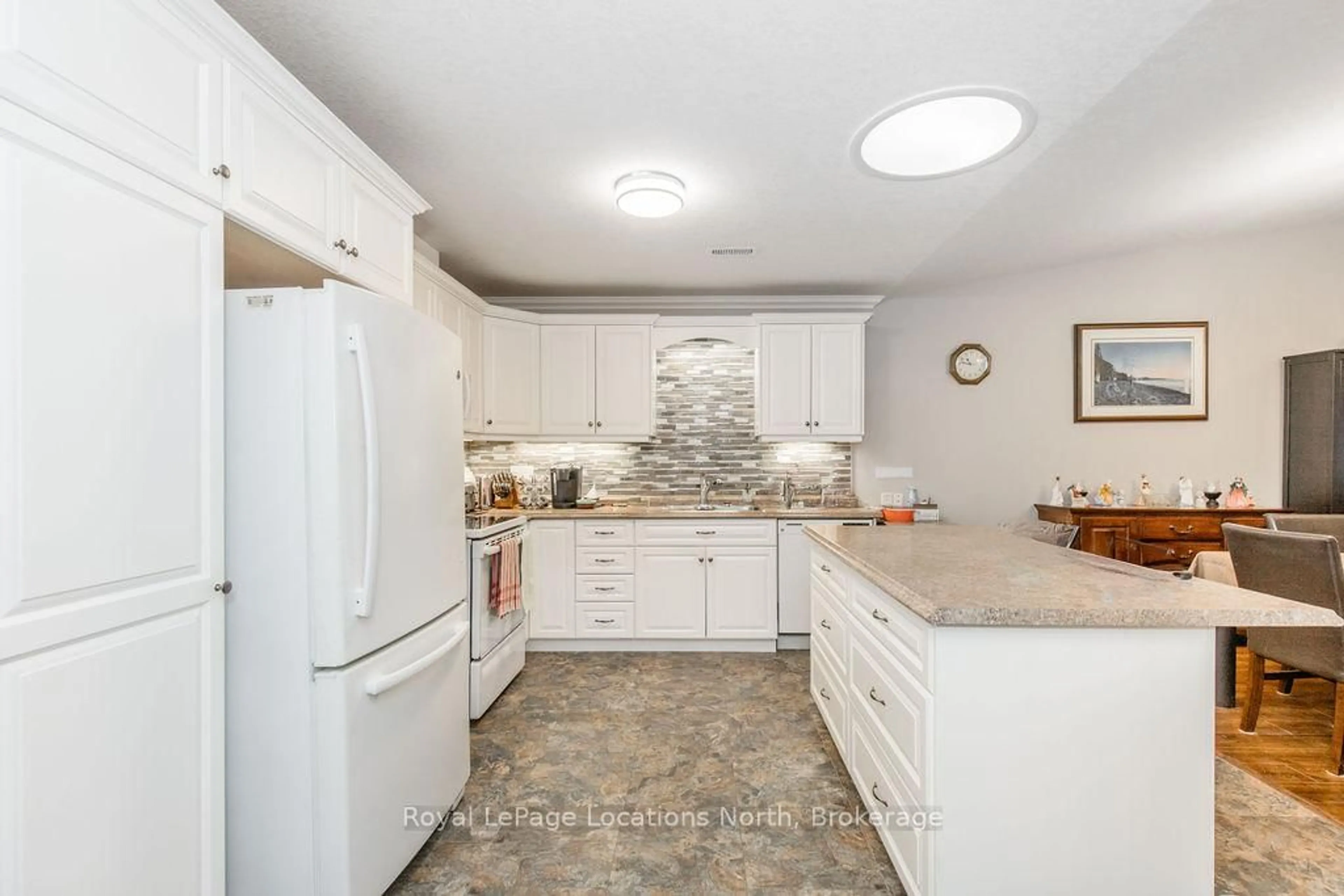 Open concept kitchen, ceramic/tile floor for 47 Clover Cres, Wasaga Beach Ontario L9Z 0G4