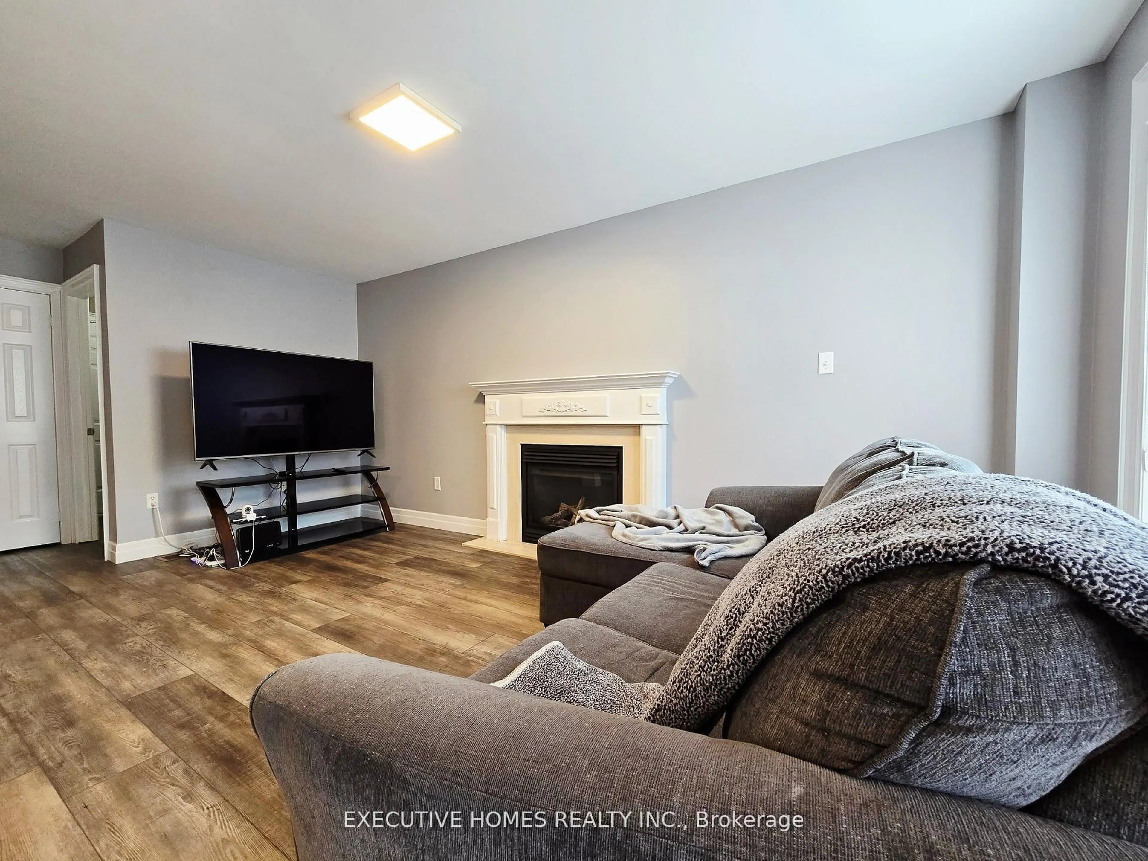 Living room with furniture, unknown for 38 Sherwood Crt, Barrie Ontario L4N 9V1