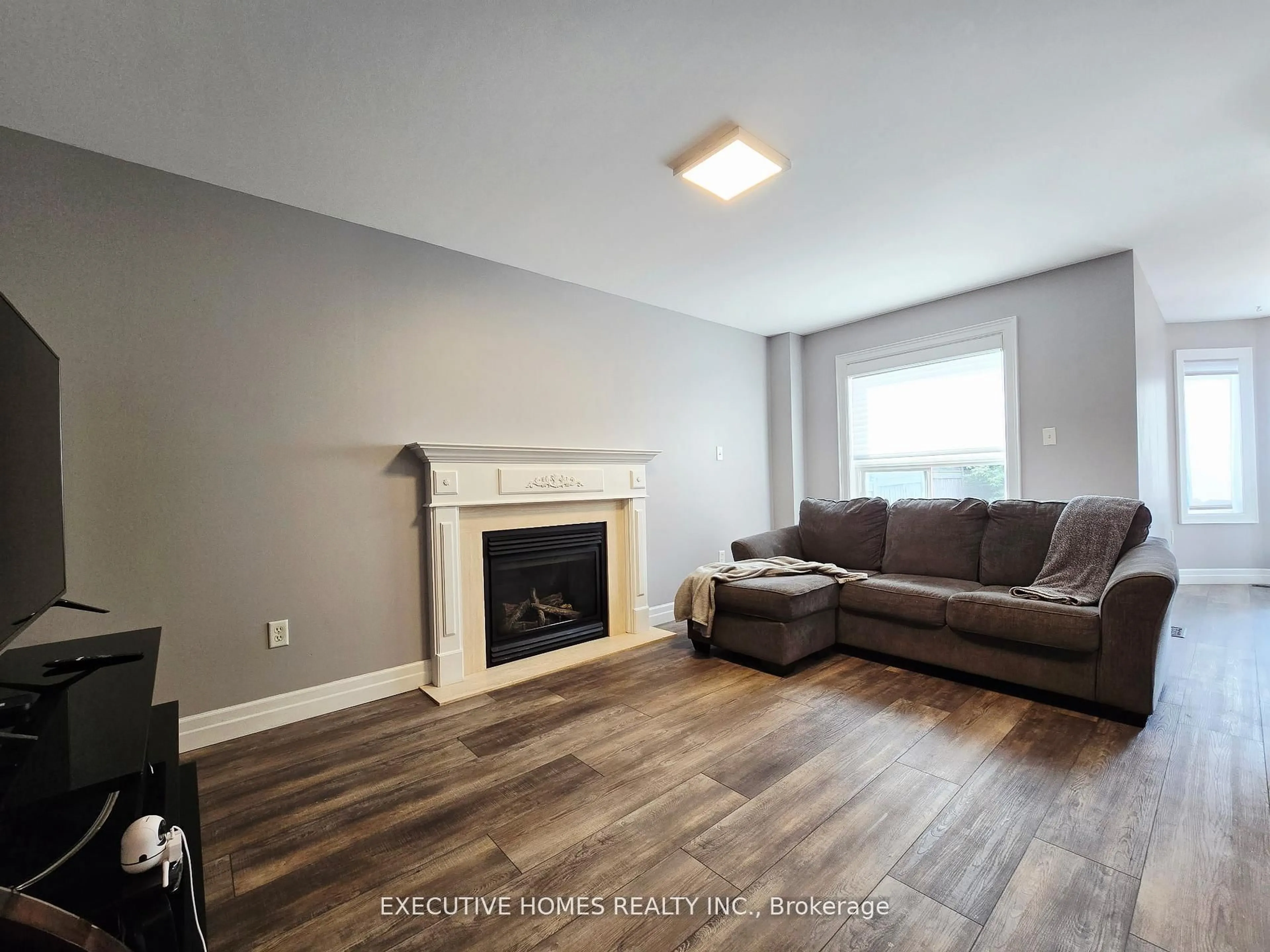 Living room with furniture, wood/laminate floor for 38 Sherwood Crt, Barrie Ontario L4N 9V1