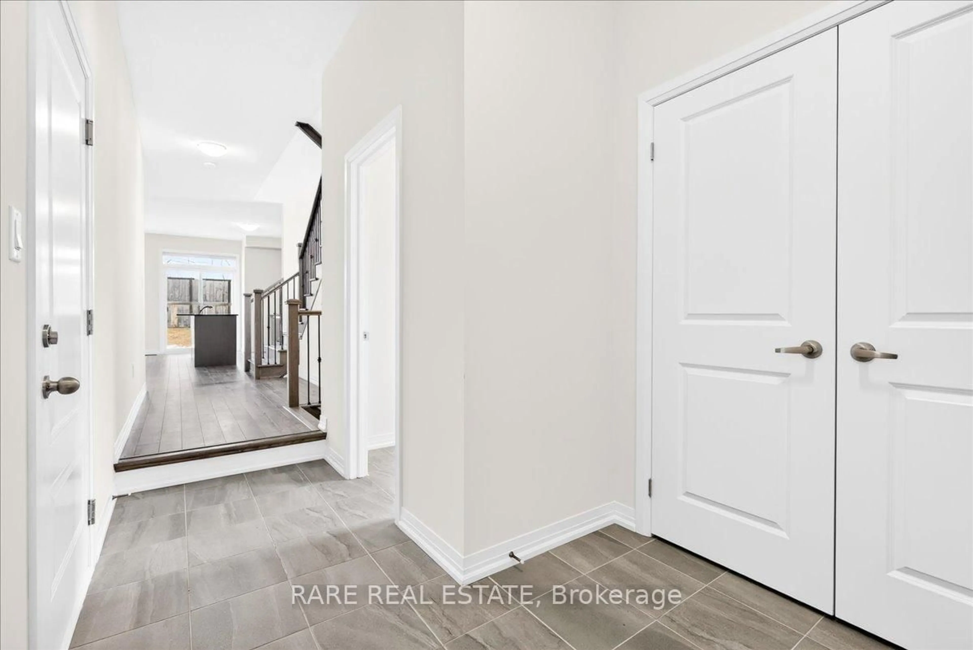 Indoor entryway for 28 Bluebird Lane, Barrie Ontario L9J 0M3