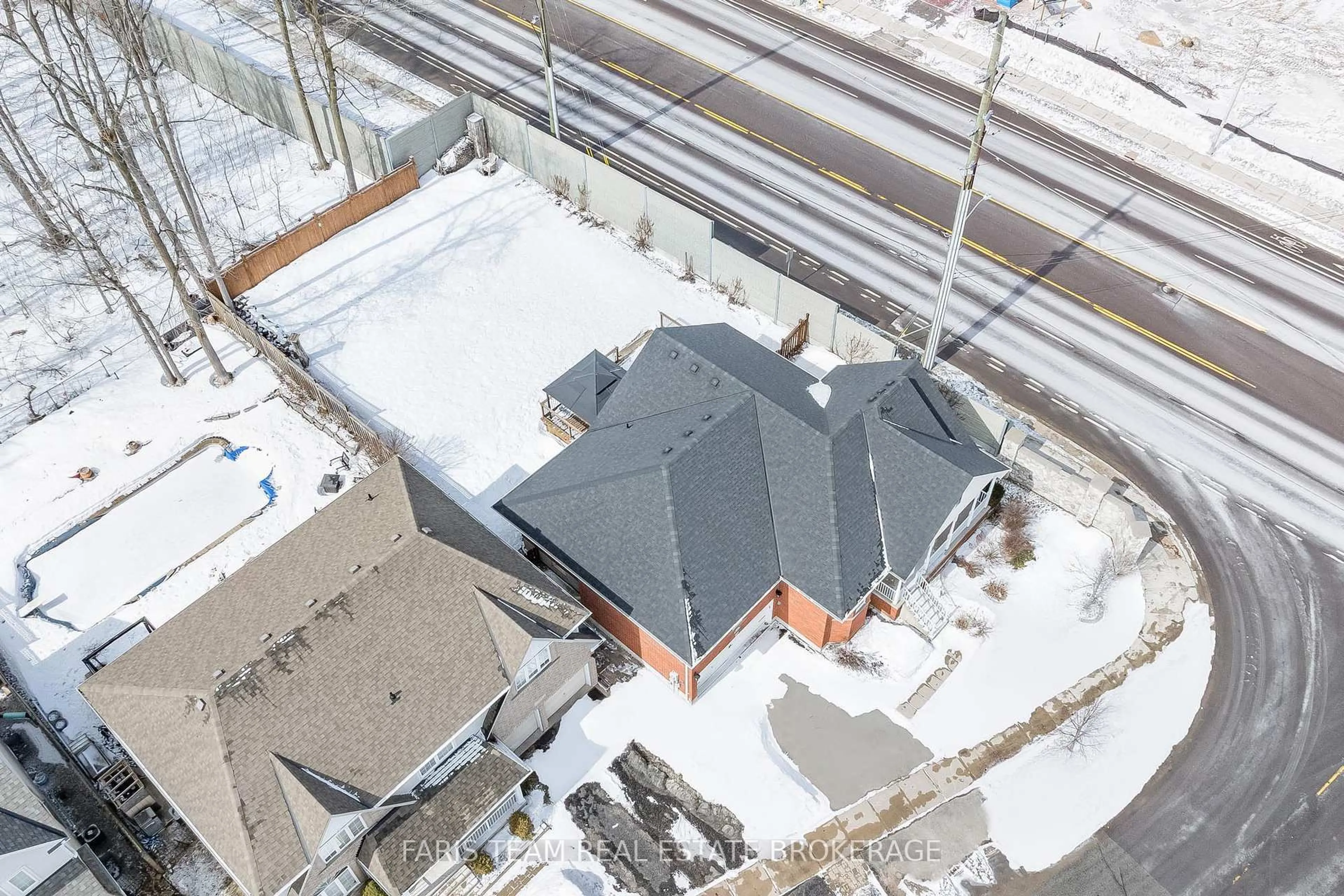 A pic from outside/outdoor area/front of a property/back of a property/a pic from drone, street for 2 Thrushwood Dr, Barrie Ontario L4N 0Z1