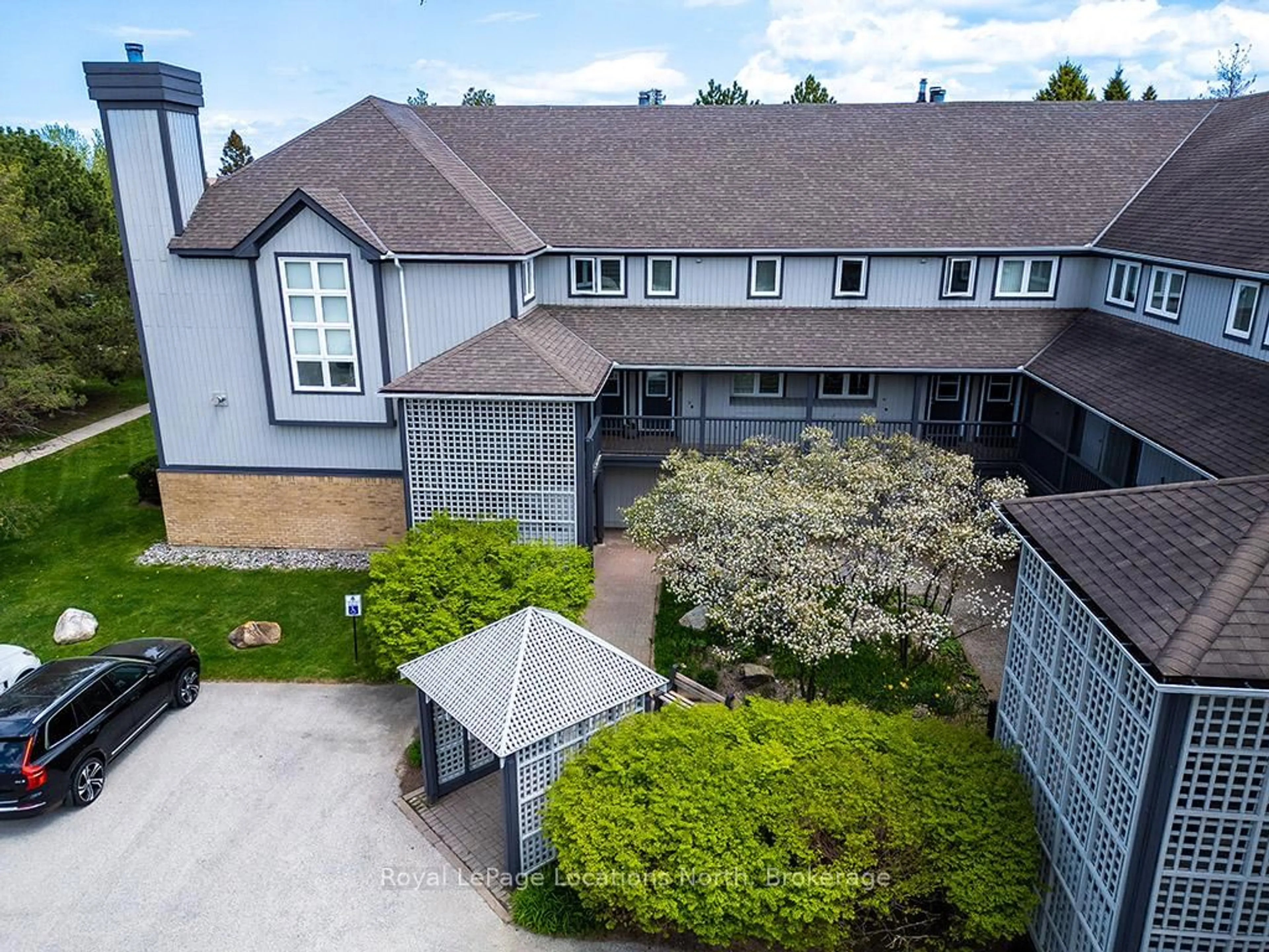 A pic from outside/outdoor area/front of a property/back of a property/a pic from drone, unknown for 365 Mariners Way, Collingwood Ontario L9Y 5C7