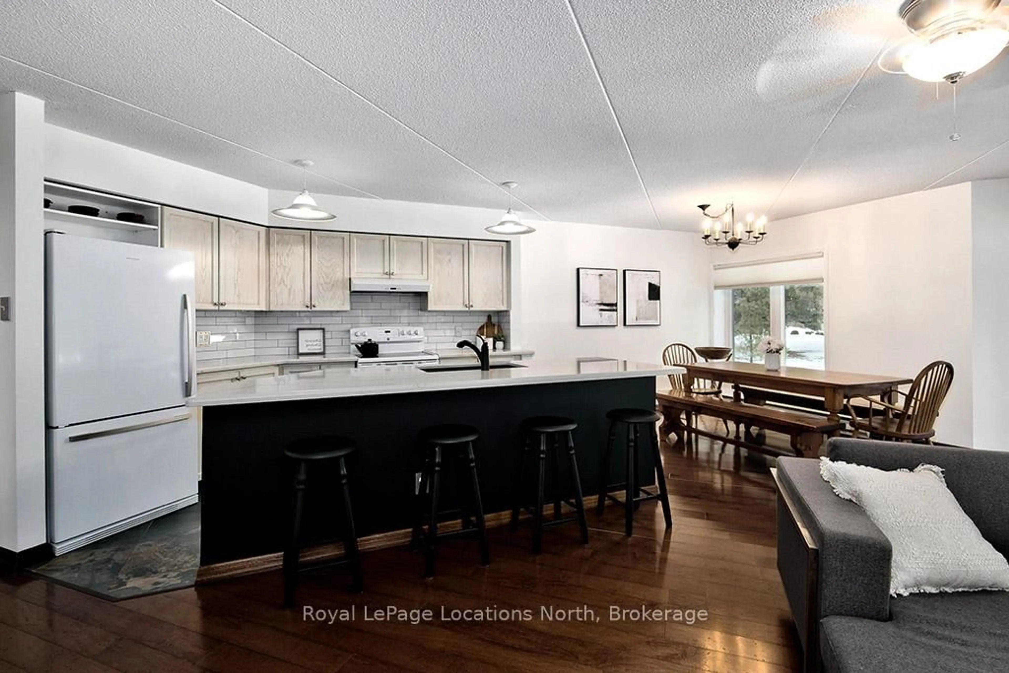 Open concept kitchen, wood/laminate floor for 365 Mariners Way, Collingwood Ontario L9Y 5C7