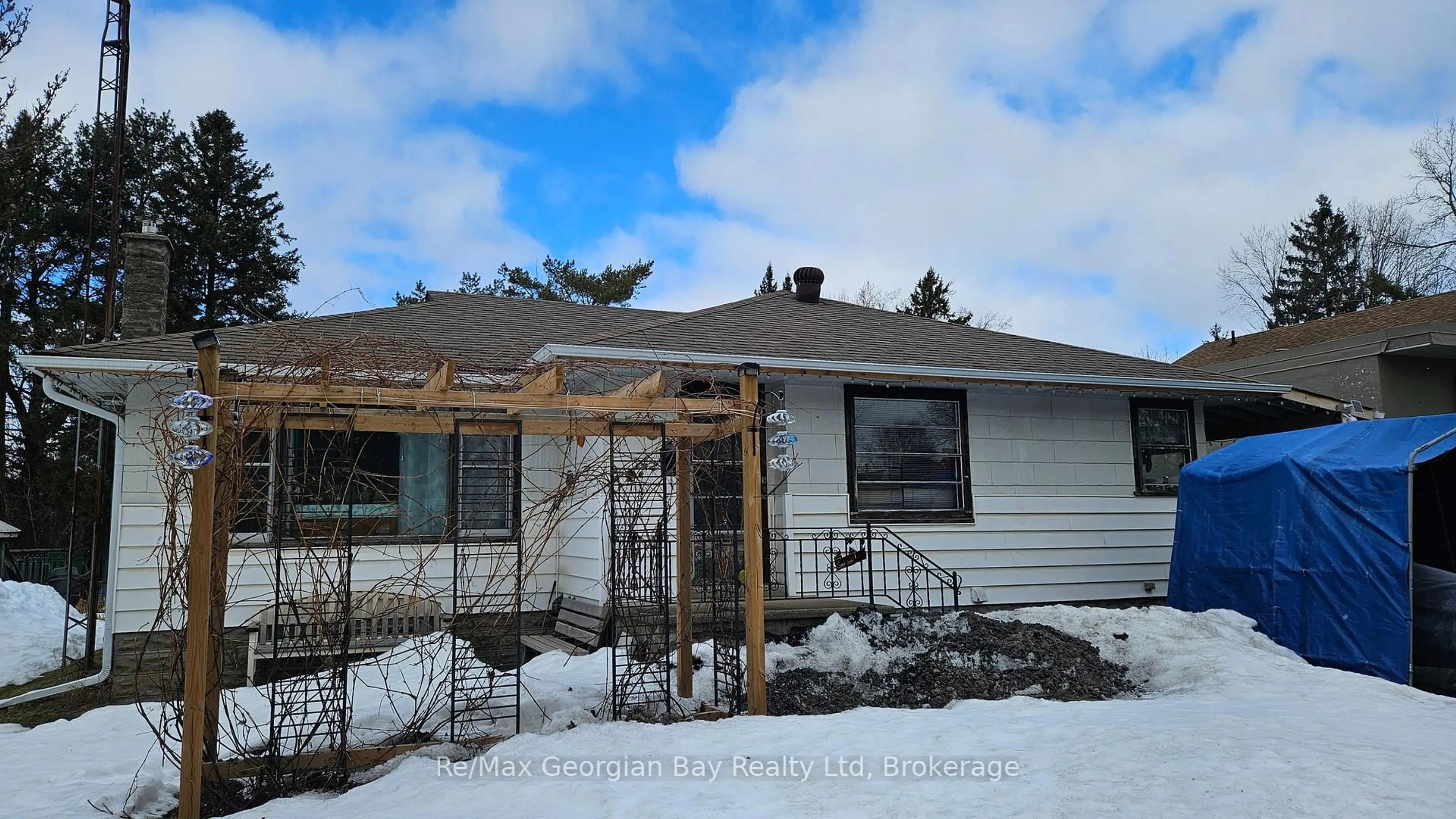 Home with vinyl exterior material, unknown for 8 STURGEON BAY Rd, Severn Ontario L0K 1E0