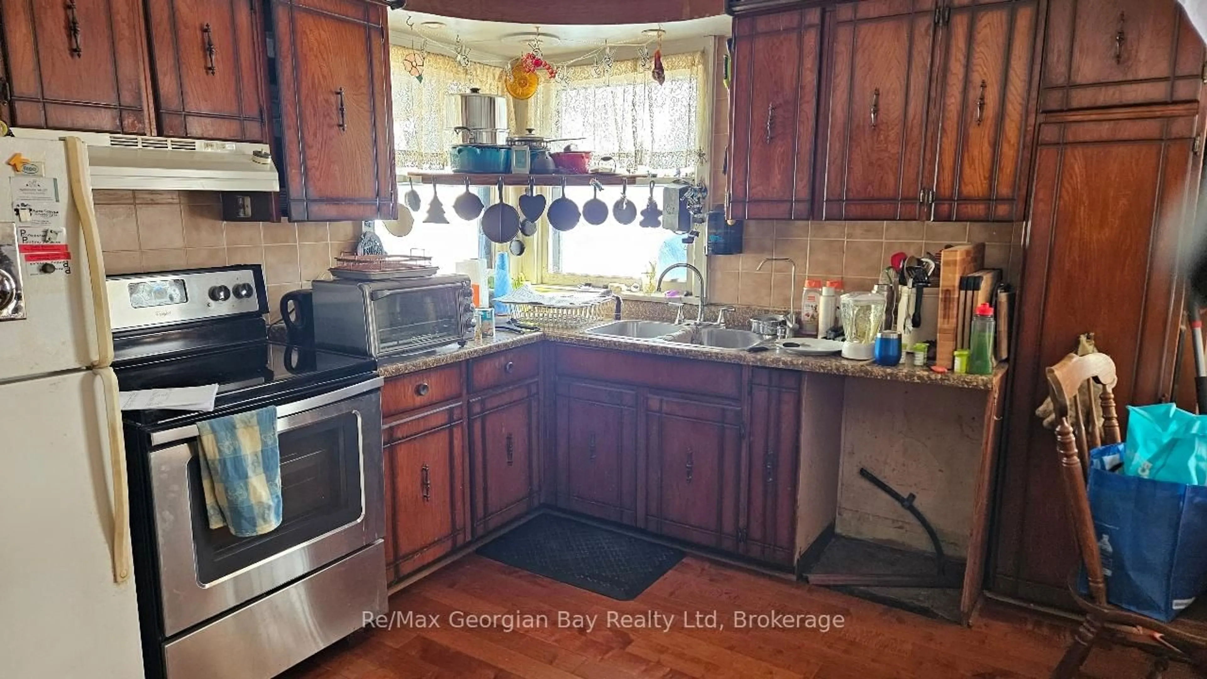 Standard kitchen, ceramic/tile floor for 8 STURGEON BAY Rd, Severn Ontario L0K 1E0