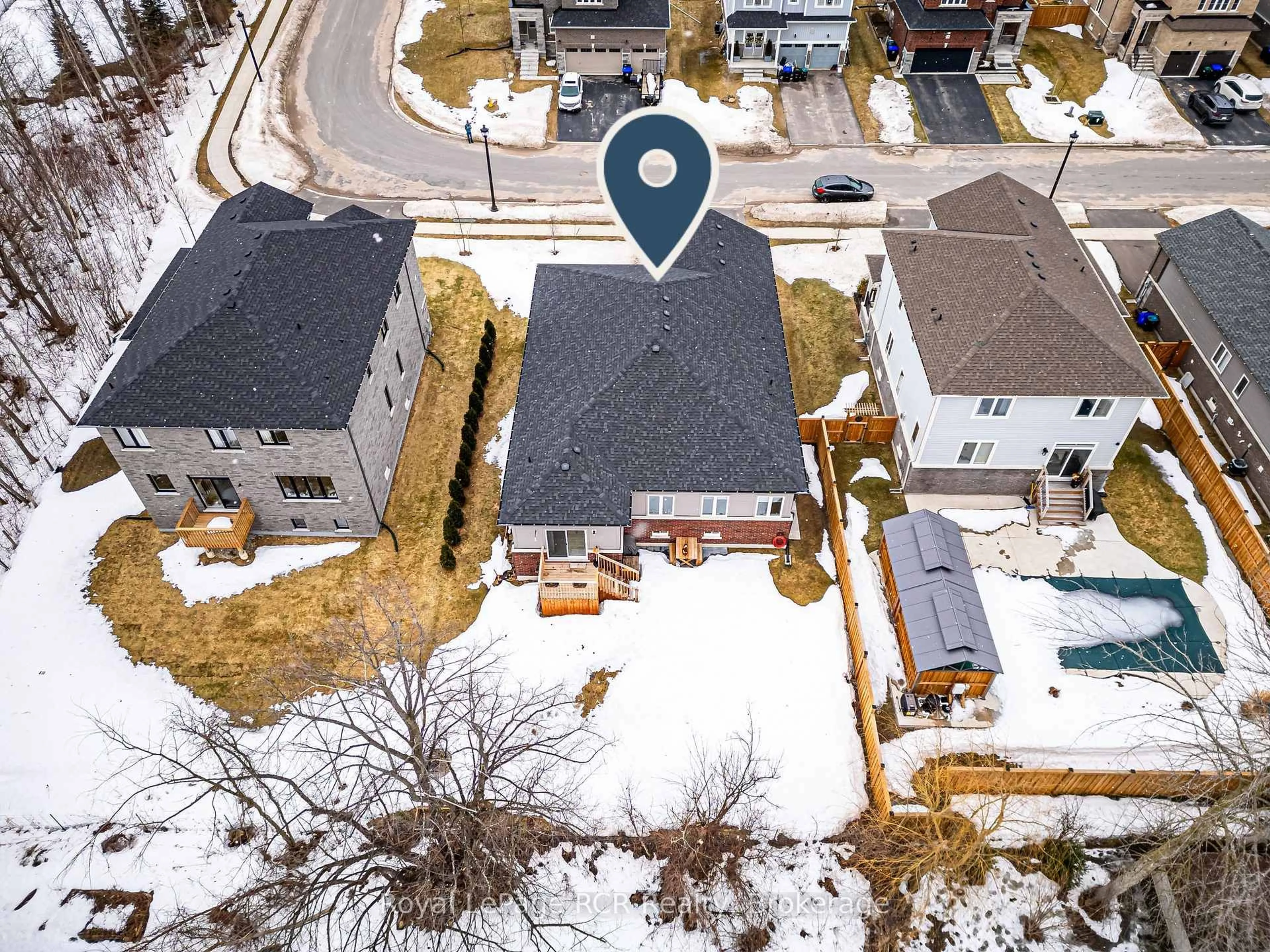 A pic from outside/outdoor area/front of a property/back of a property/a pic from drone, street for 15 Emerald St, Wasaga Beach Ontario L9Z 0K8