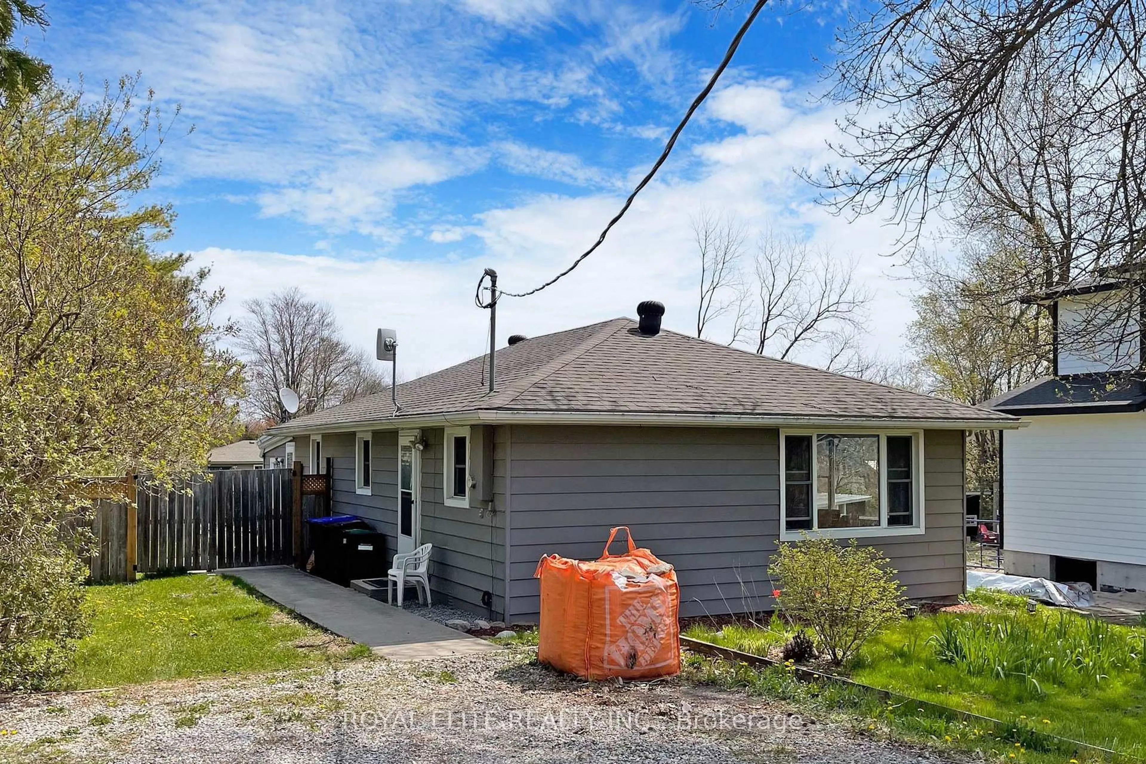 A pic from outside/outdoor area/front of a property/back of a property/a pic from drone, street for 3965 Hilltop Rd, Ramara Ontario L3V 6H7