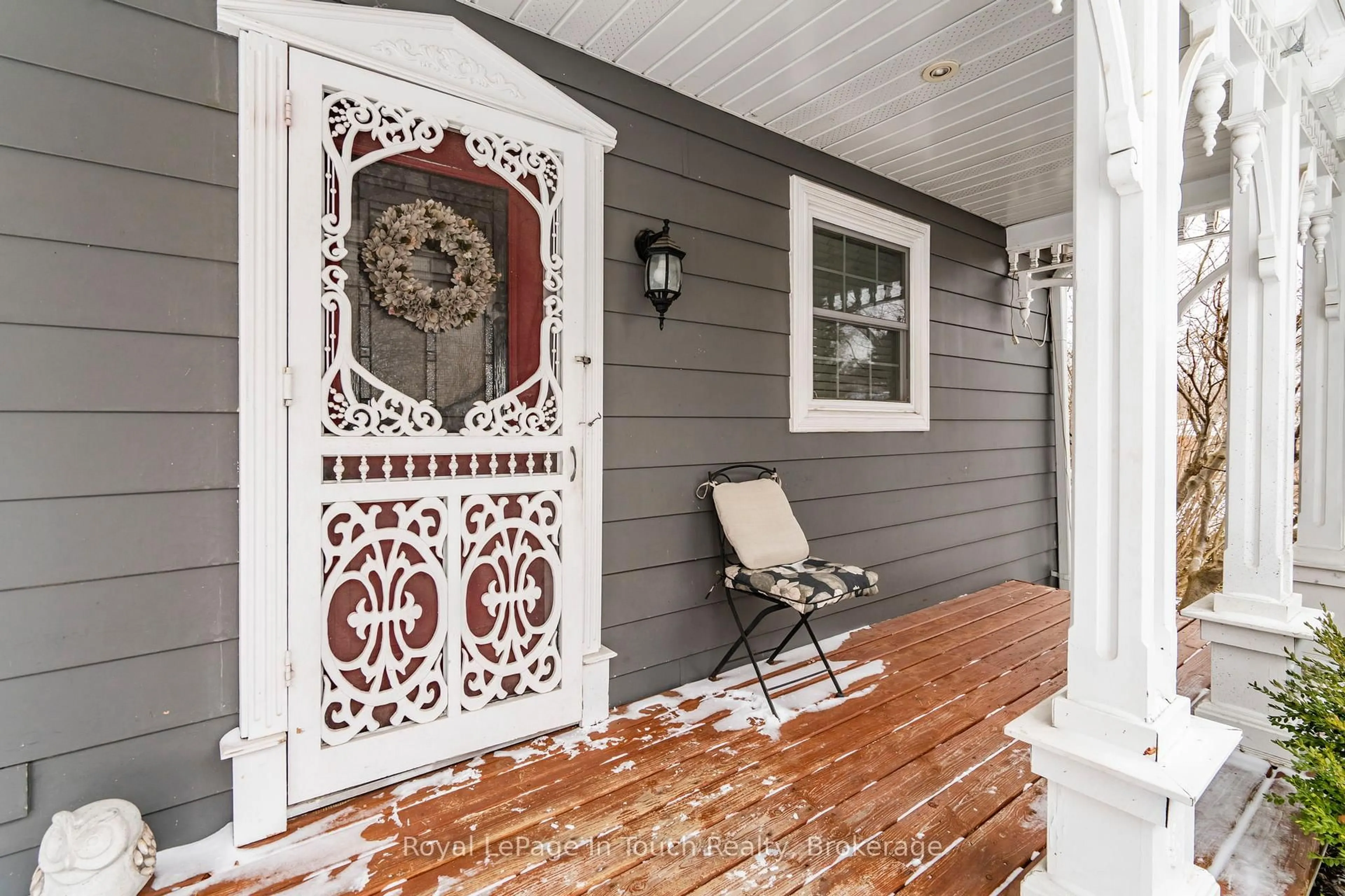 Indoor entryway for 444 Hayes St, Tay Ontario L0K 1R0