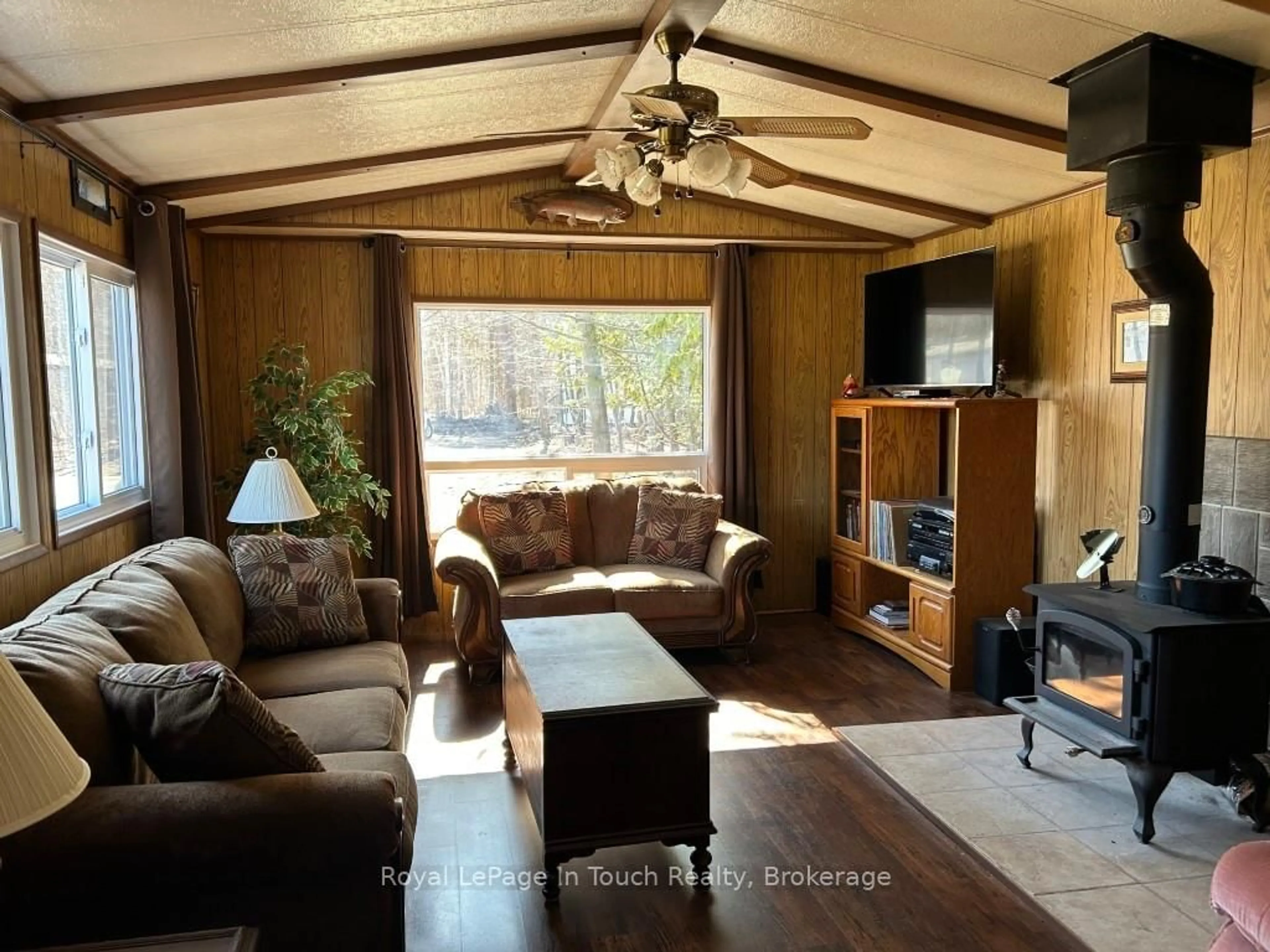 Living room with furniture, wood/laminate floor for 5263 Elliott Sdrd #37, Tay Ontario L4R 4K3