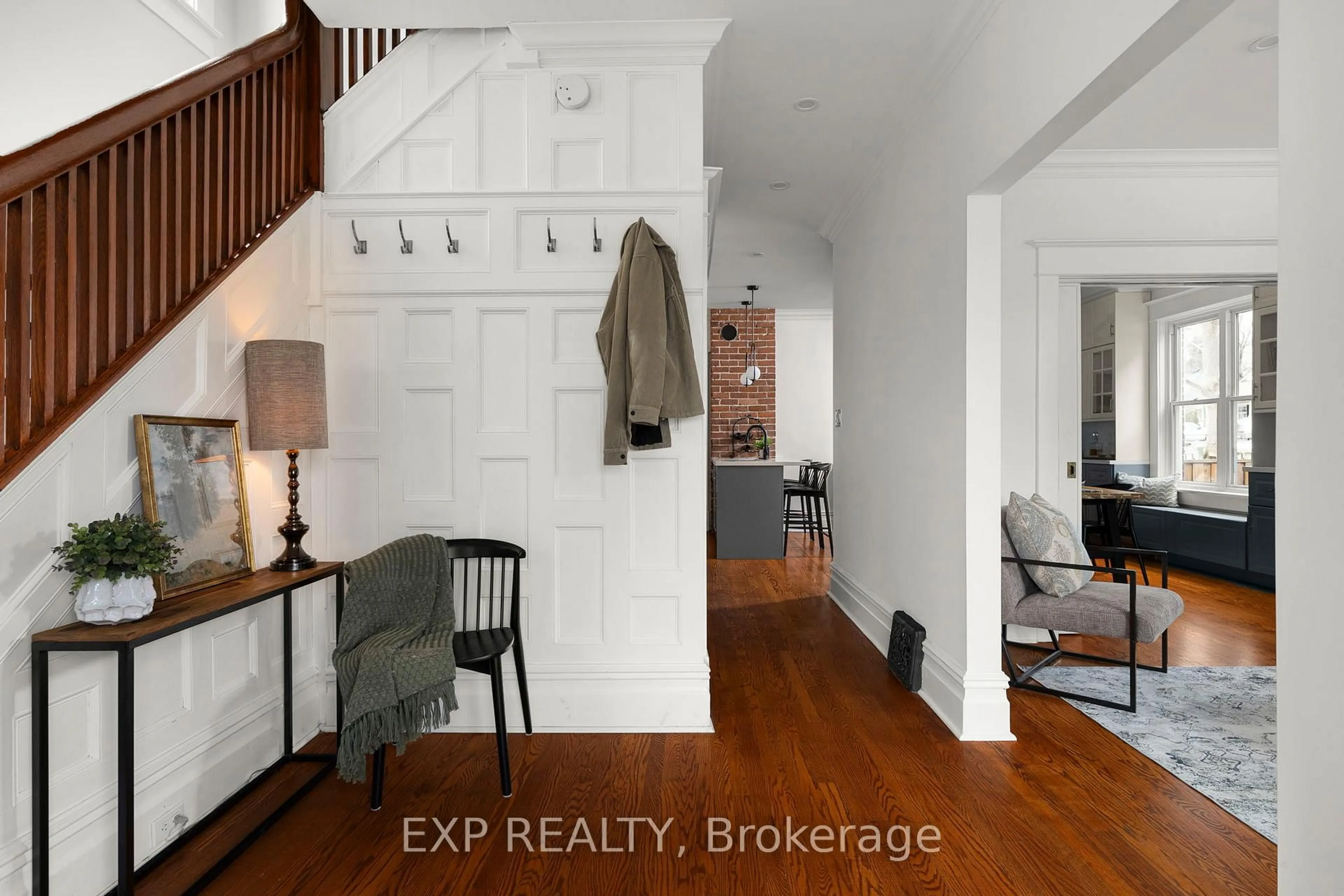 Indoor entryway for 36 Sophia St, Barrie Ontario L4N 1J3