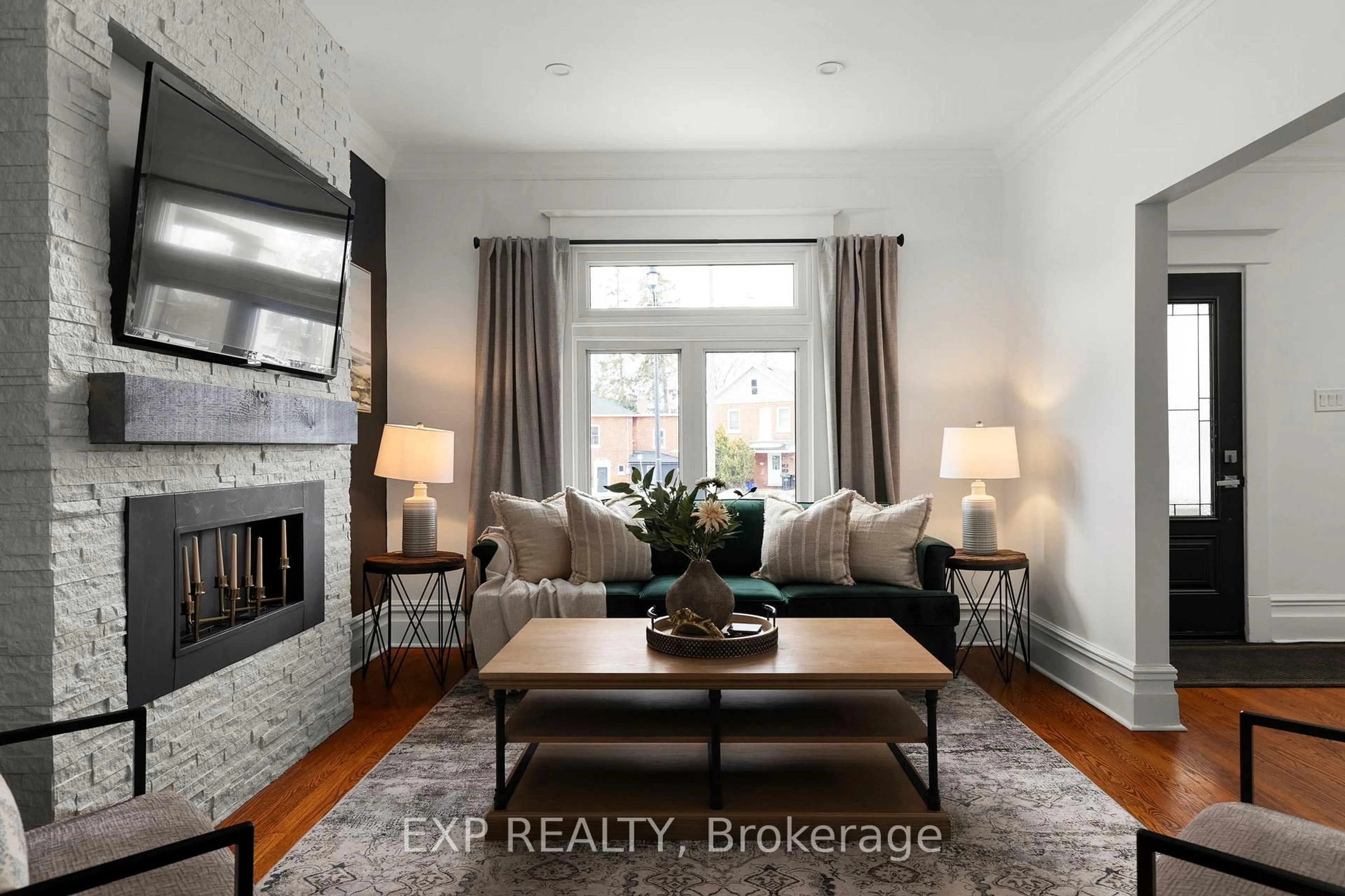 Living room with furniture, unknown for 36 Sophia St, Barrie Ontario L4N 1J3