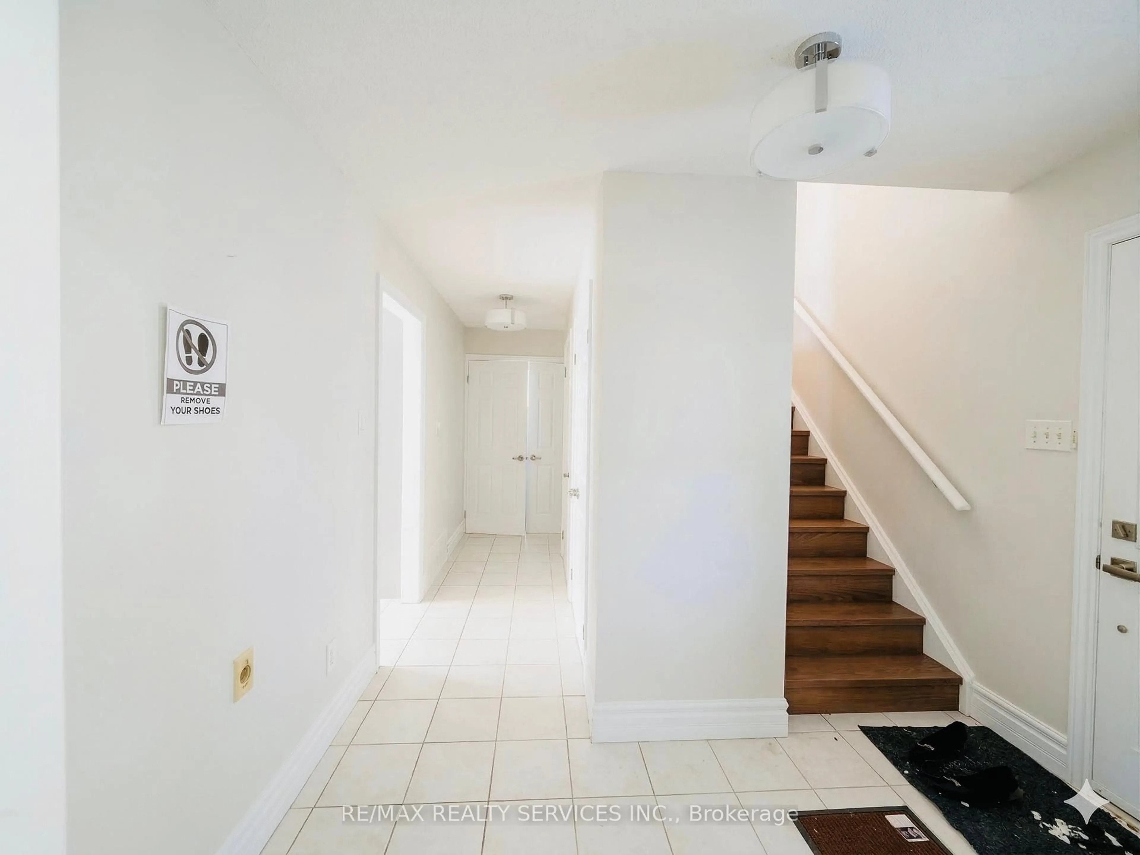 Indoor foyer for 67 Livingstone St, Barrie Ontario L4N 7J2