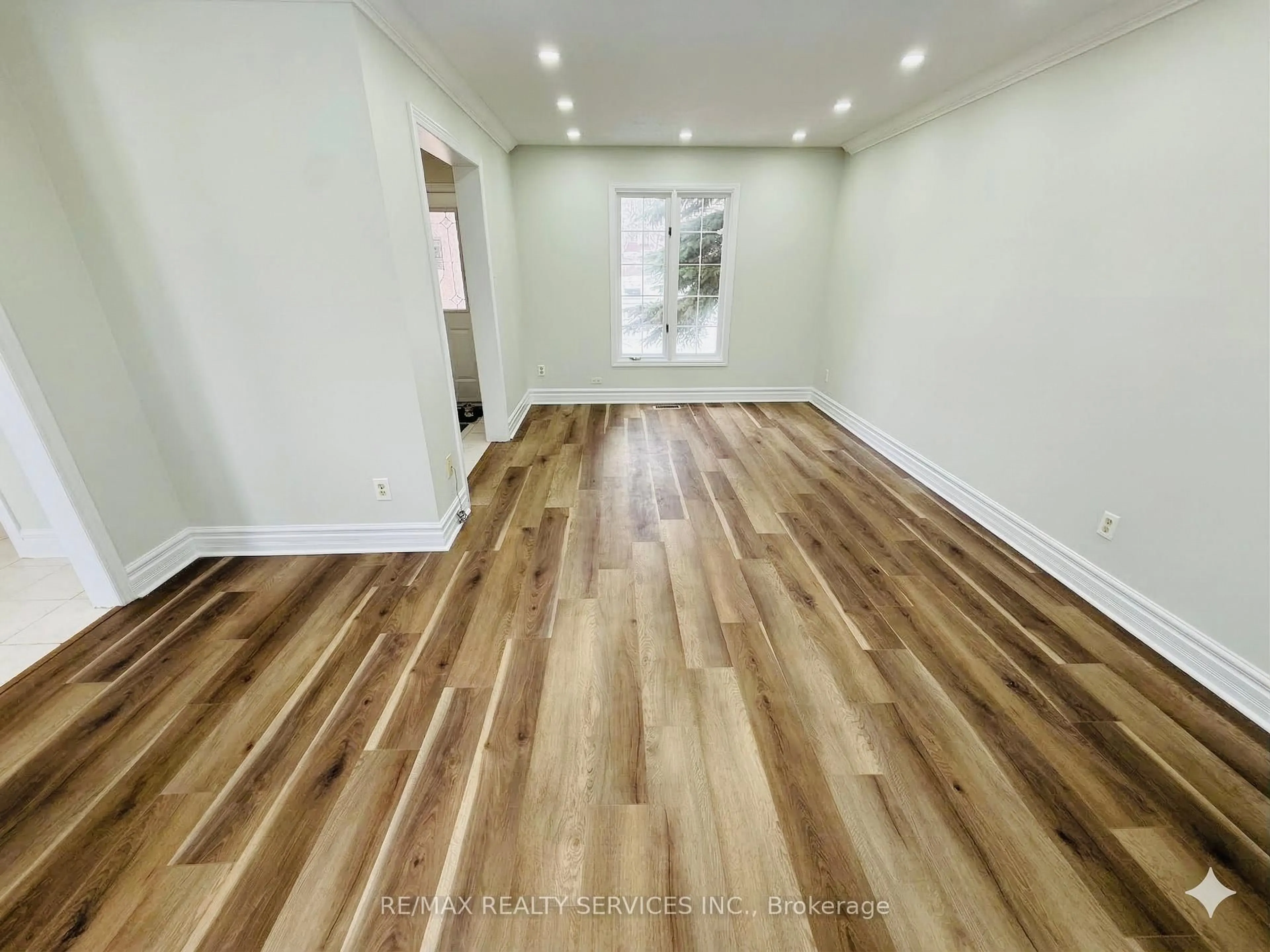 A pic of a room for 67 Livingstone St, Barrie Ontario L4N 7J2