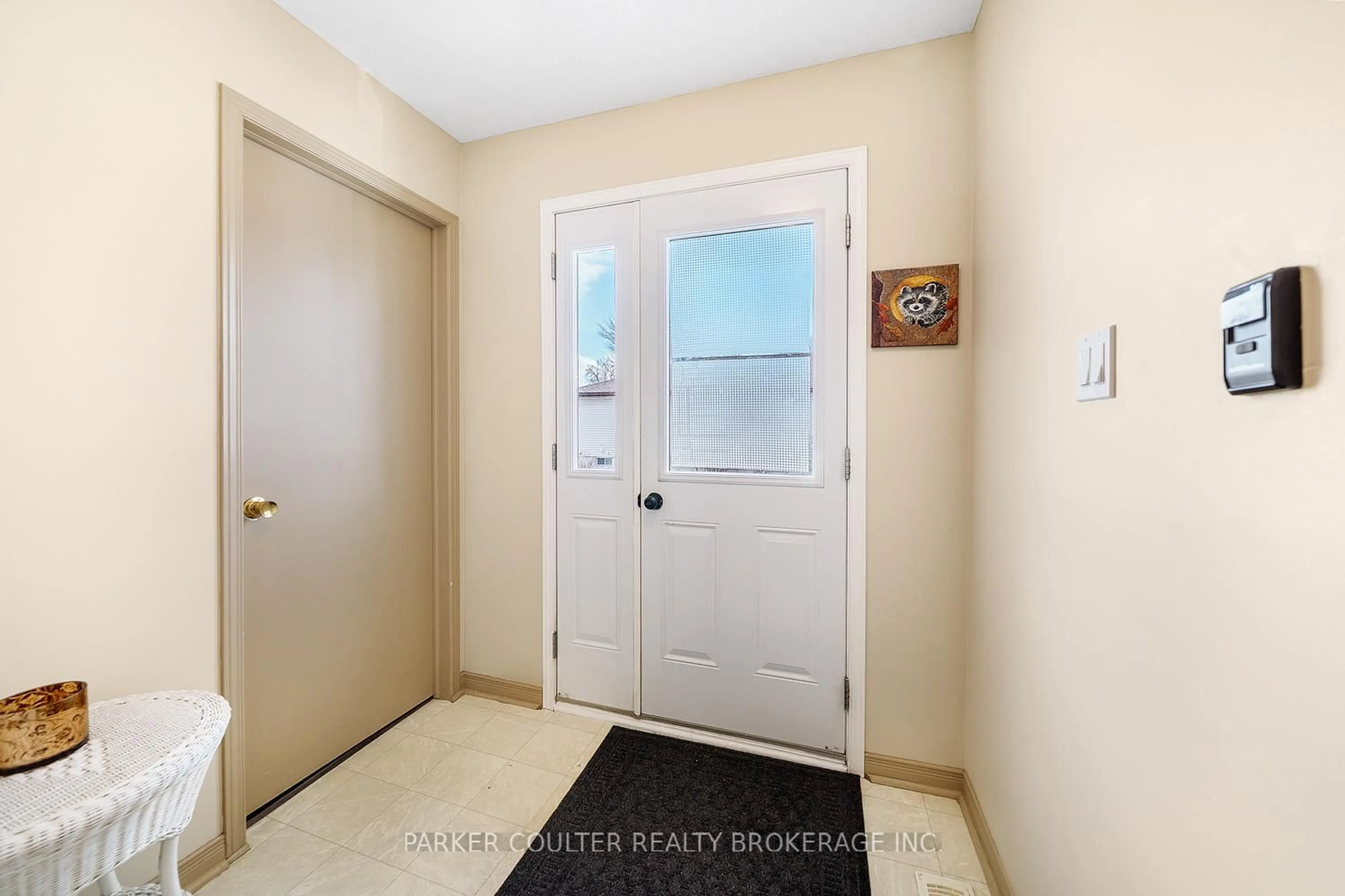 Indoor entryway for 231 Oxford St #15, Orillia Ontario L3V 7S6