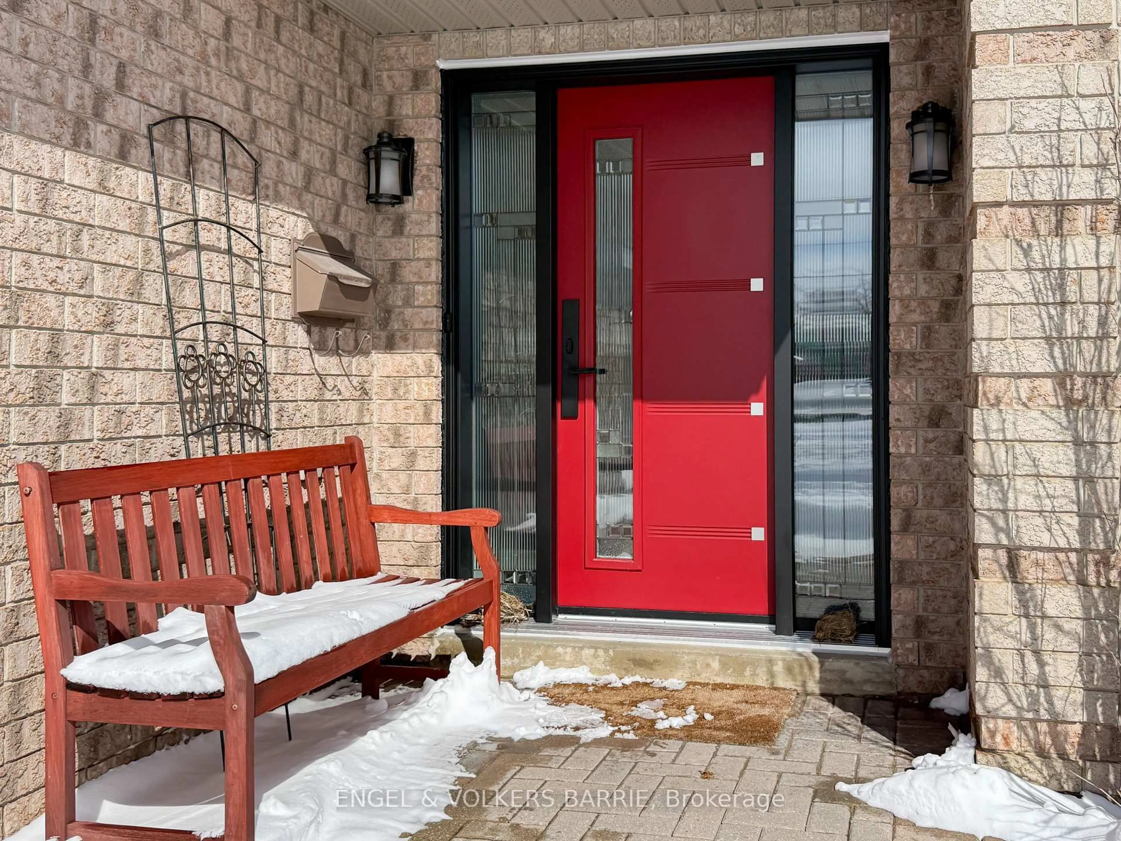 Indoor entryway for 302 Livingstone St, Barrie Ontario L4M 6P3