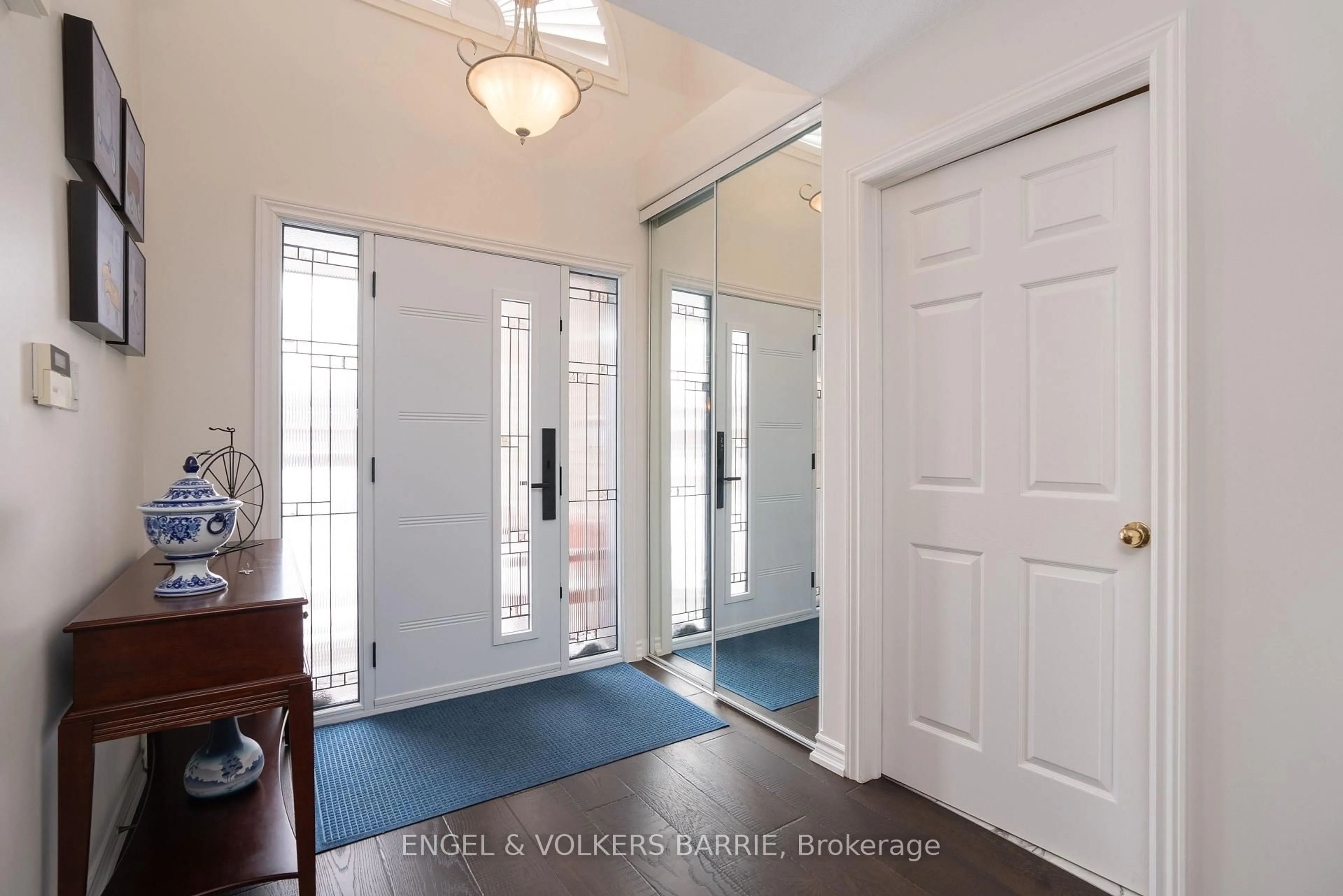 Indoor entryway for 302 Livingstone St, Barrie Ontario L4M 6P3