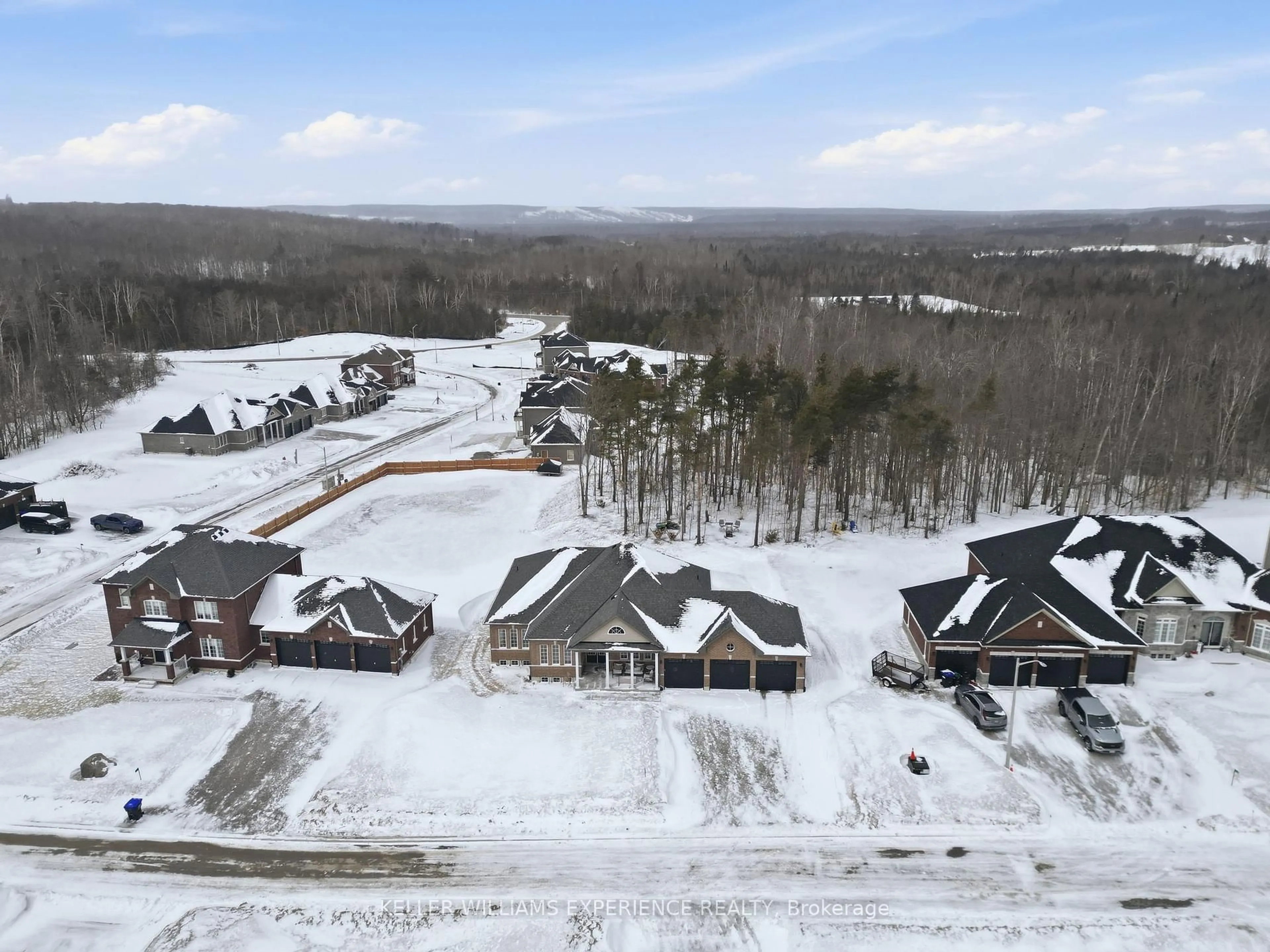 A pic from outside/outdoor area/front of a property/back of a property/a pic from drone, mountain view for 4 Forest Heights Crt, Oro-Medonte Ontario L0L 2E0