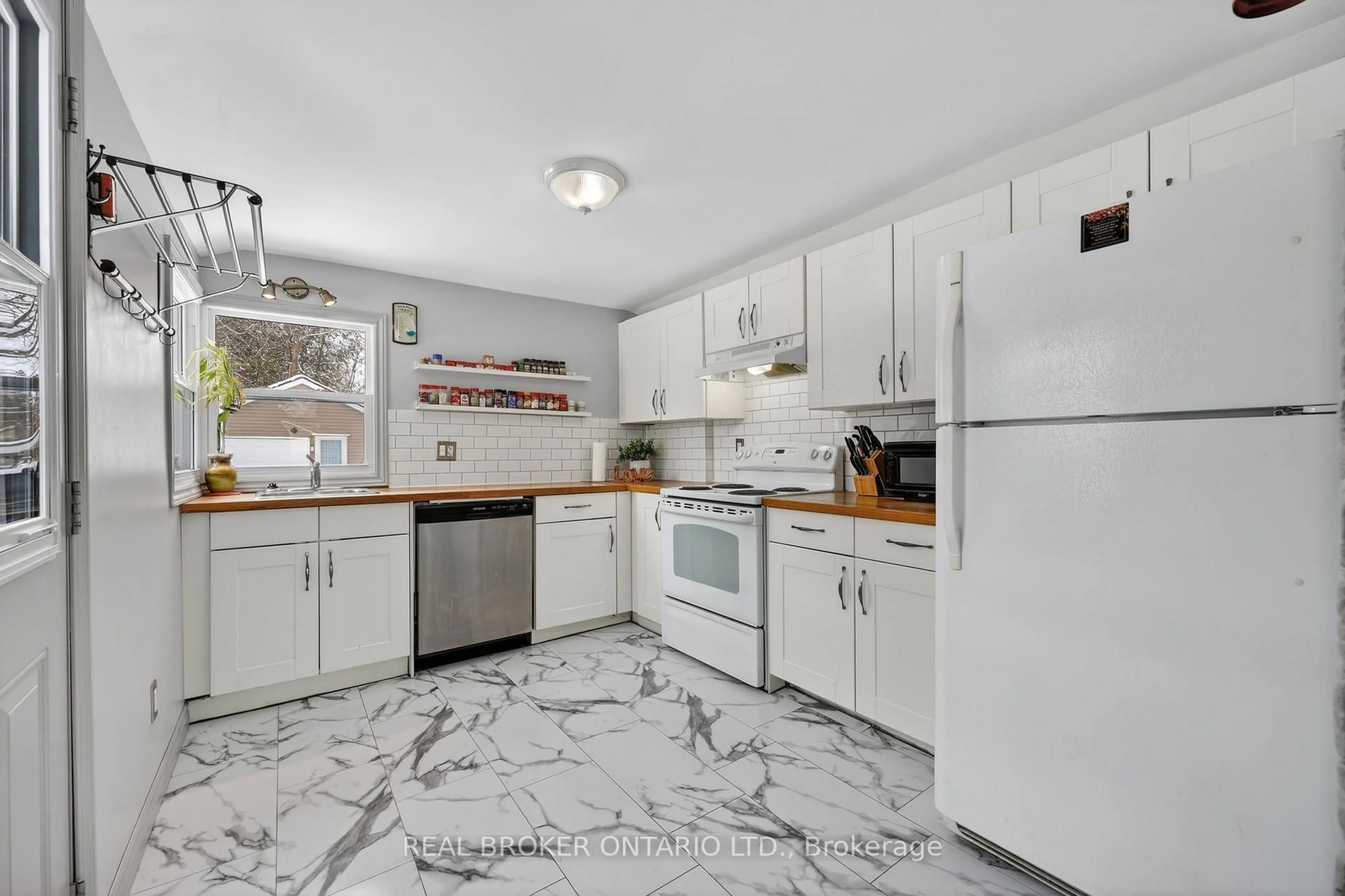 Standard kitchen, ceramic/tile floor for 322 11 Line, Oro-Medonte Ontario L0L 1T0