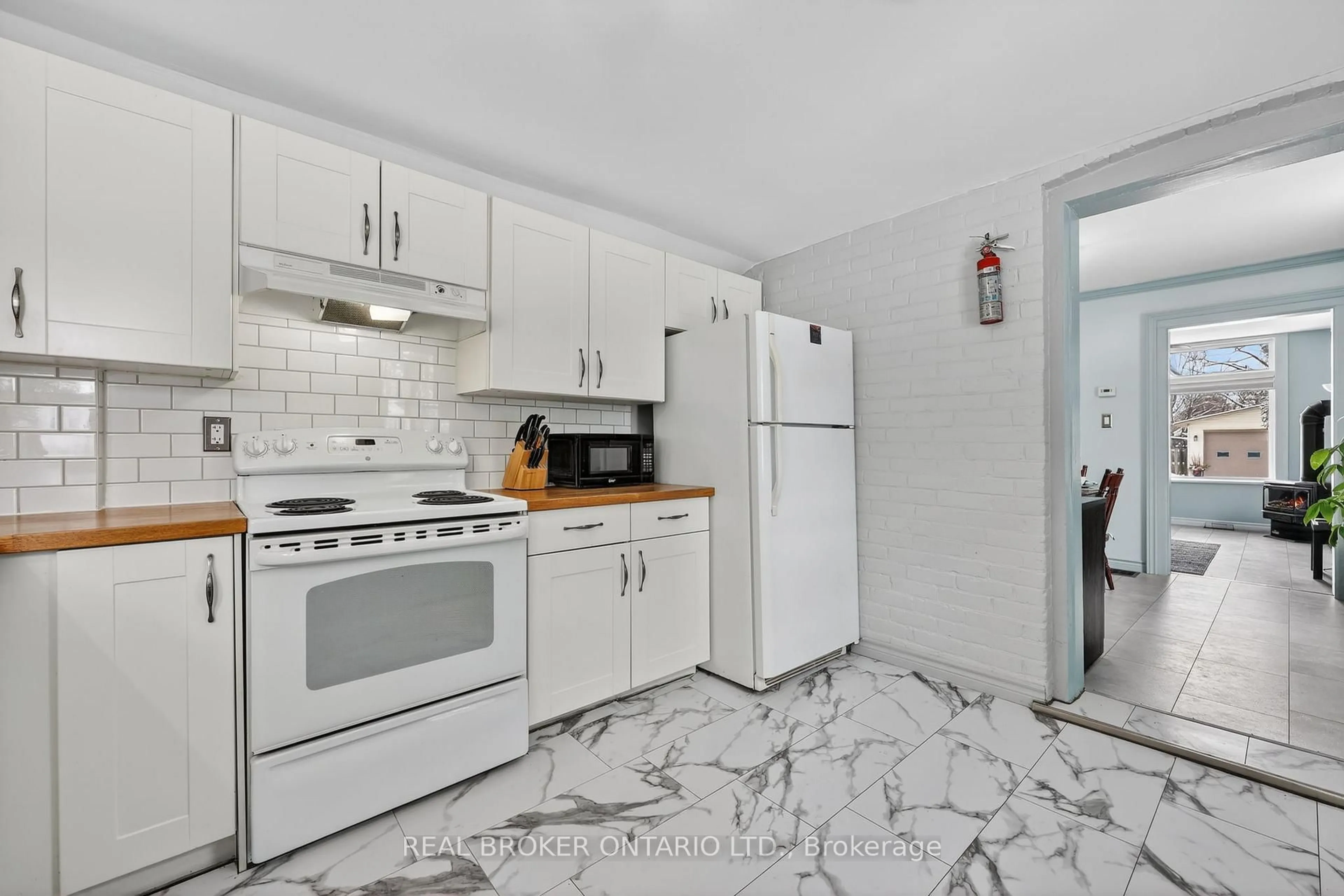 Standard kitchen, ceramic/tile floor for 322 11 Line, Oro-Medonte Ontario L0L 1T0