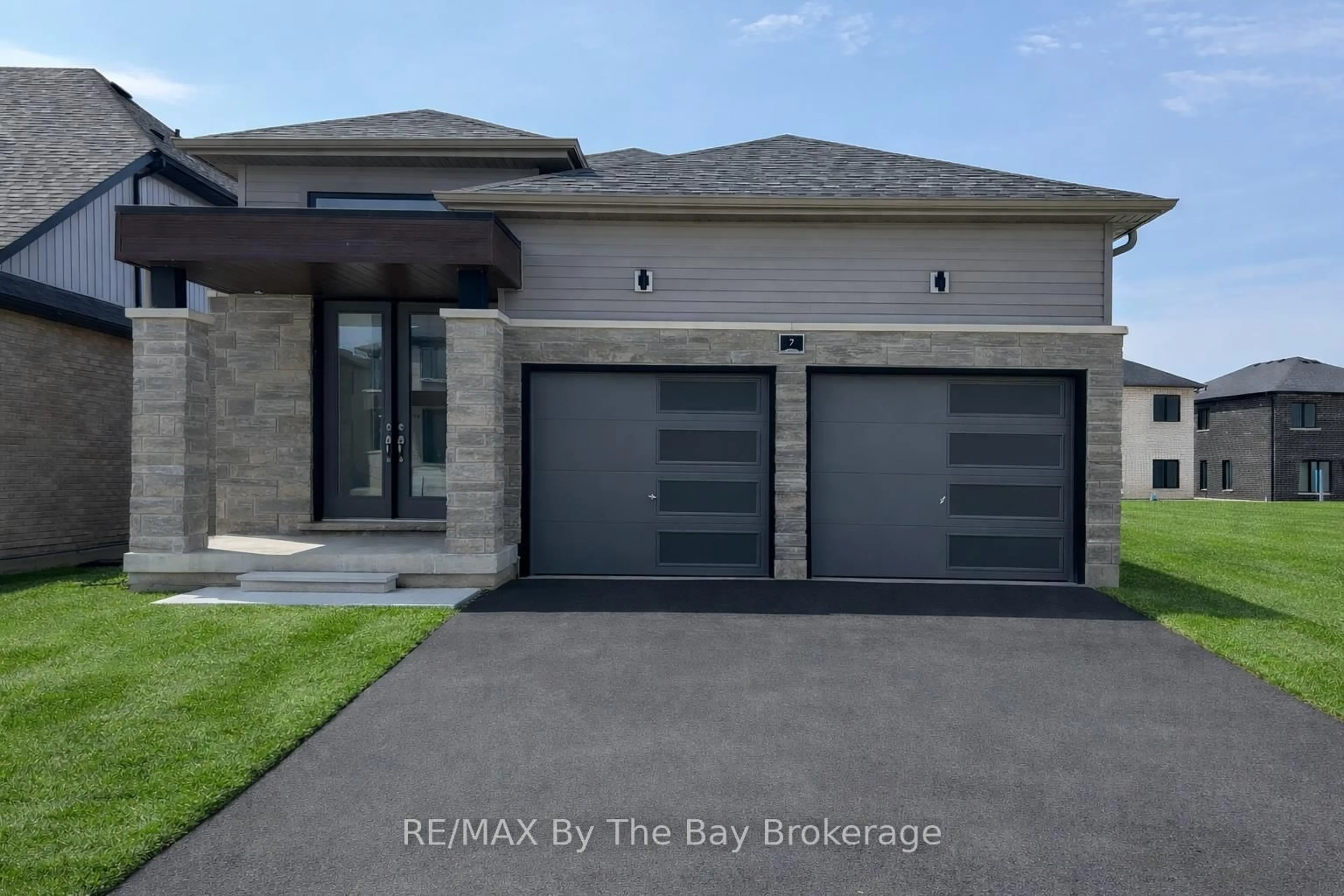 Home with brick exterior material, street for 7 Rosanne Circ, Wasaga Beach Ontario L9Z 0N4