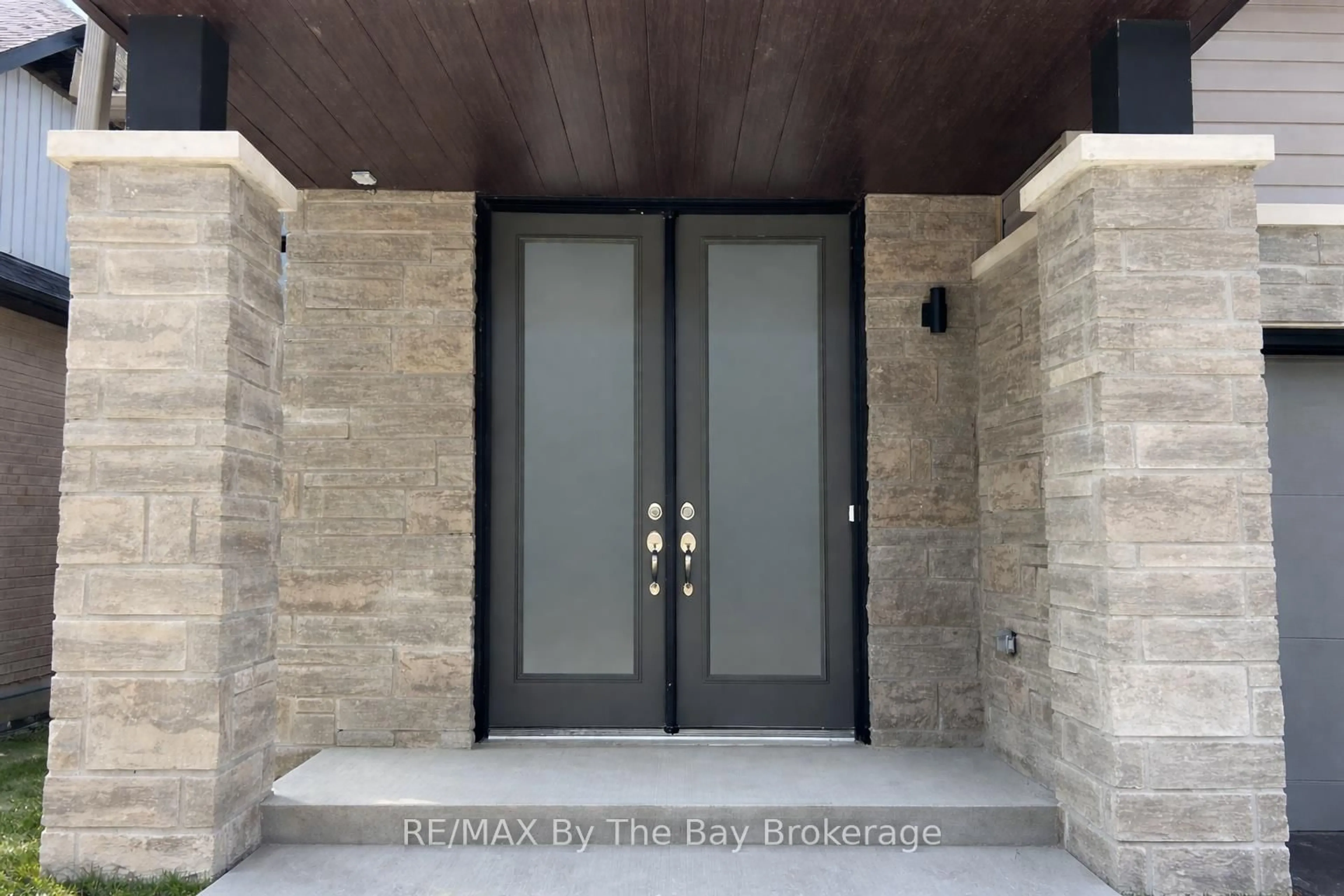 Indoor entryway for 7 Rosanne Circ, Wasaga Beach Ontario L9Z 0N4