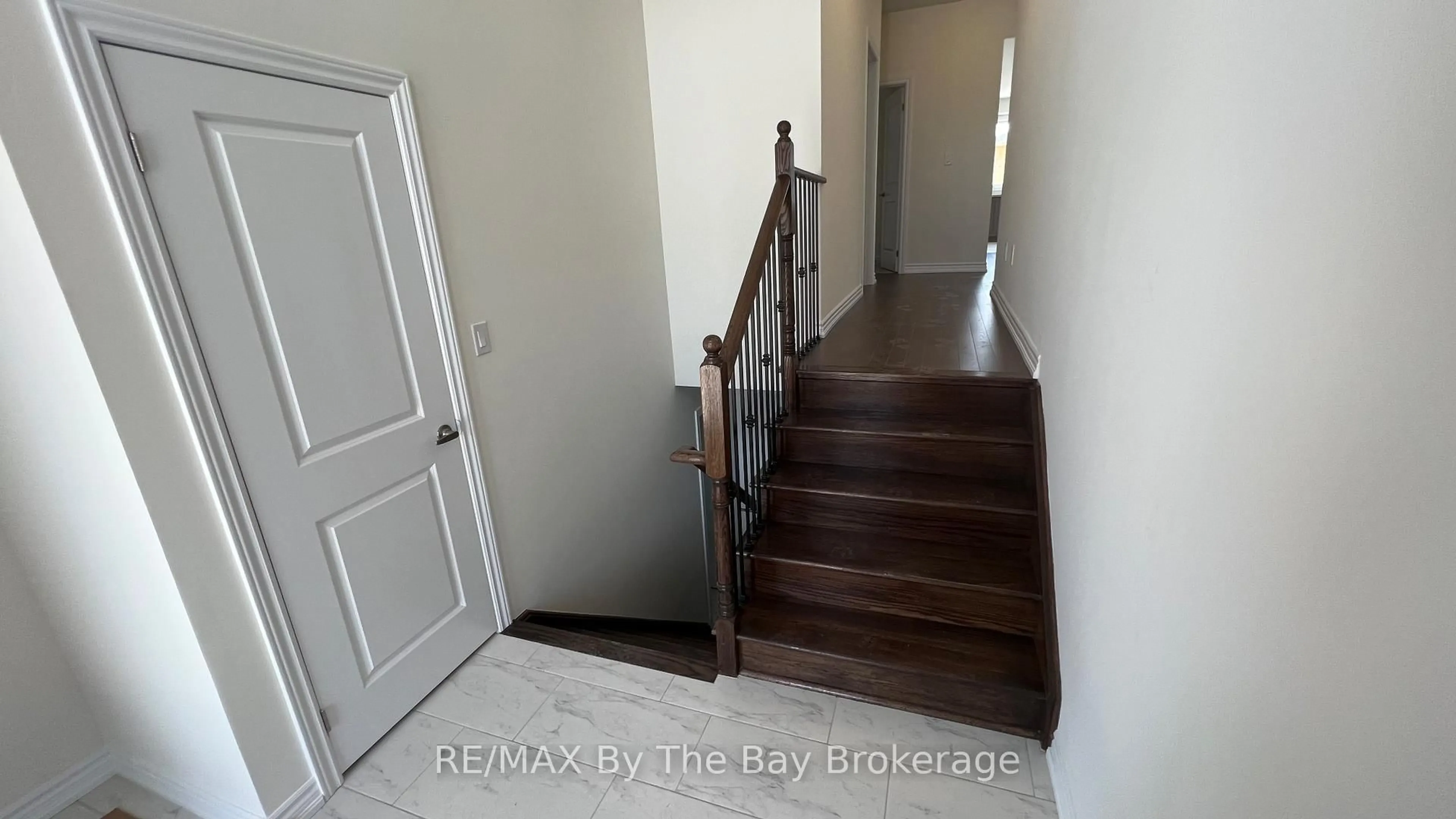 Indoor entryway for 7 Rosanne Circ, Wasaga Beach Ontario L9Z 0N4