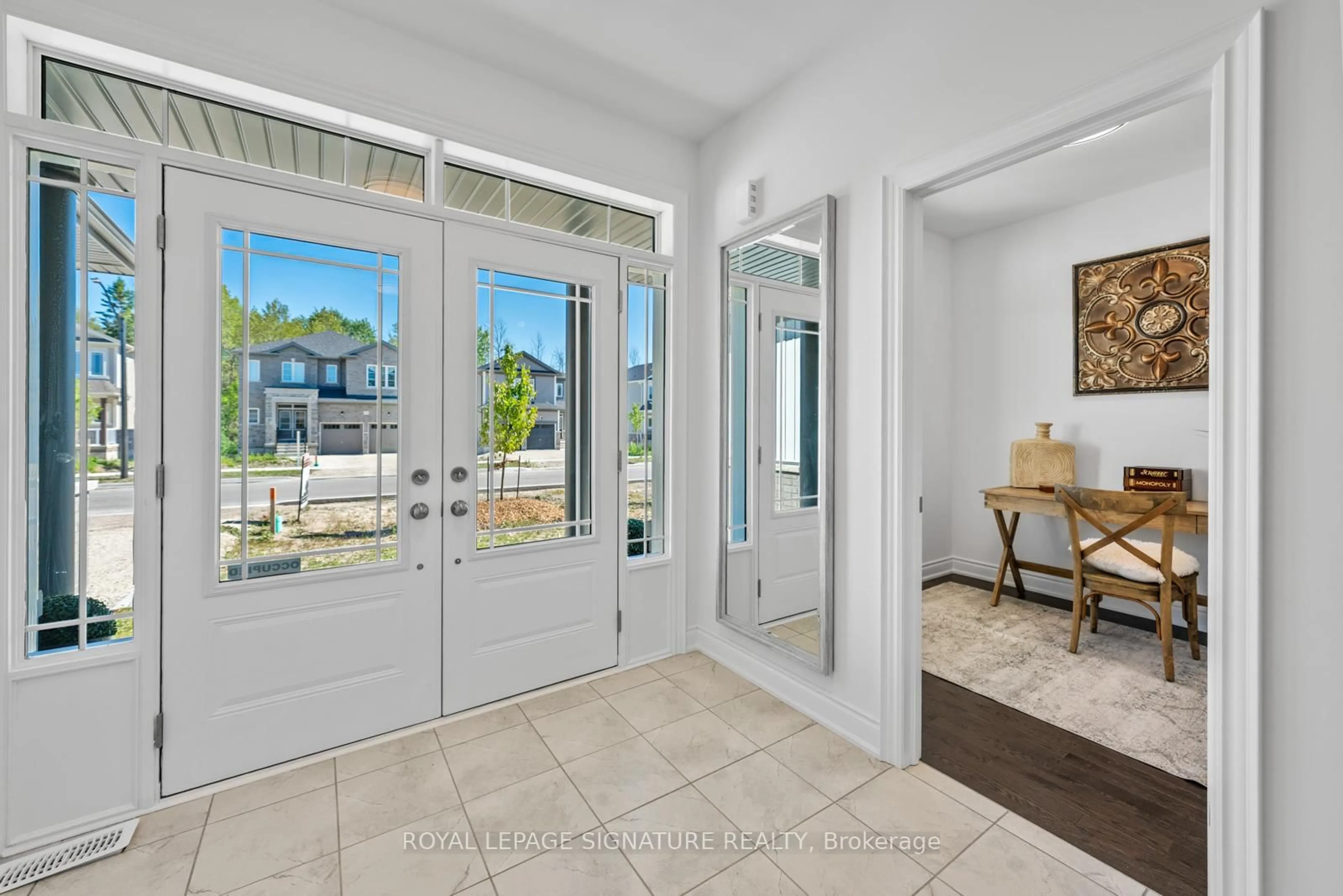 Indoor entryway for 8 Misty Ridge Rd, Wasaga Beach Ontario L9Z 0R8