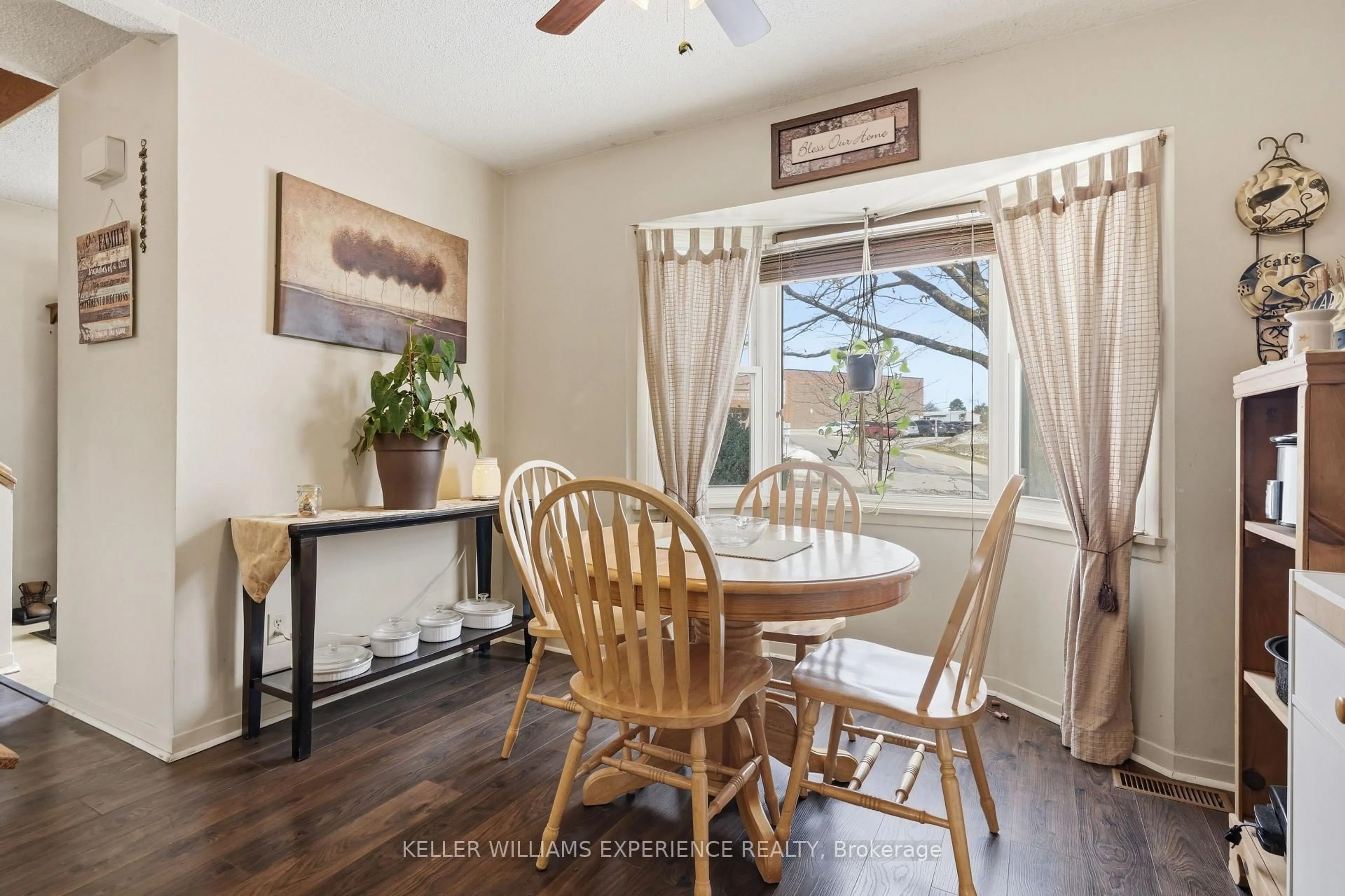 Dining room, wood/laminate floor for 233 Little Ave, Barrie Ontario L4N 6L3