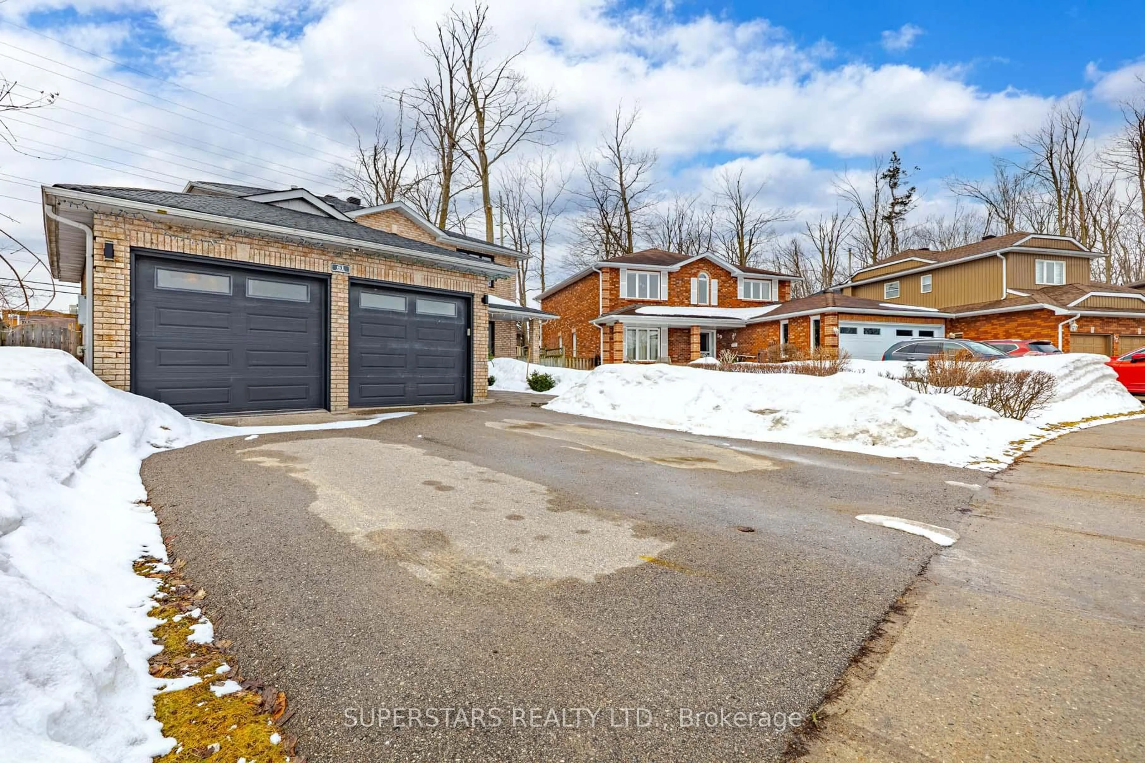 A pic from outside/outdoor area/front of a property/back of a property/a pic from drone, street for 61 Barwick Dr, Barrie Ontario L4N 6Z5