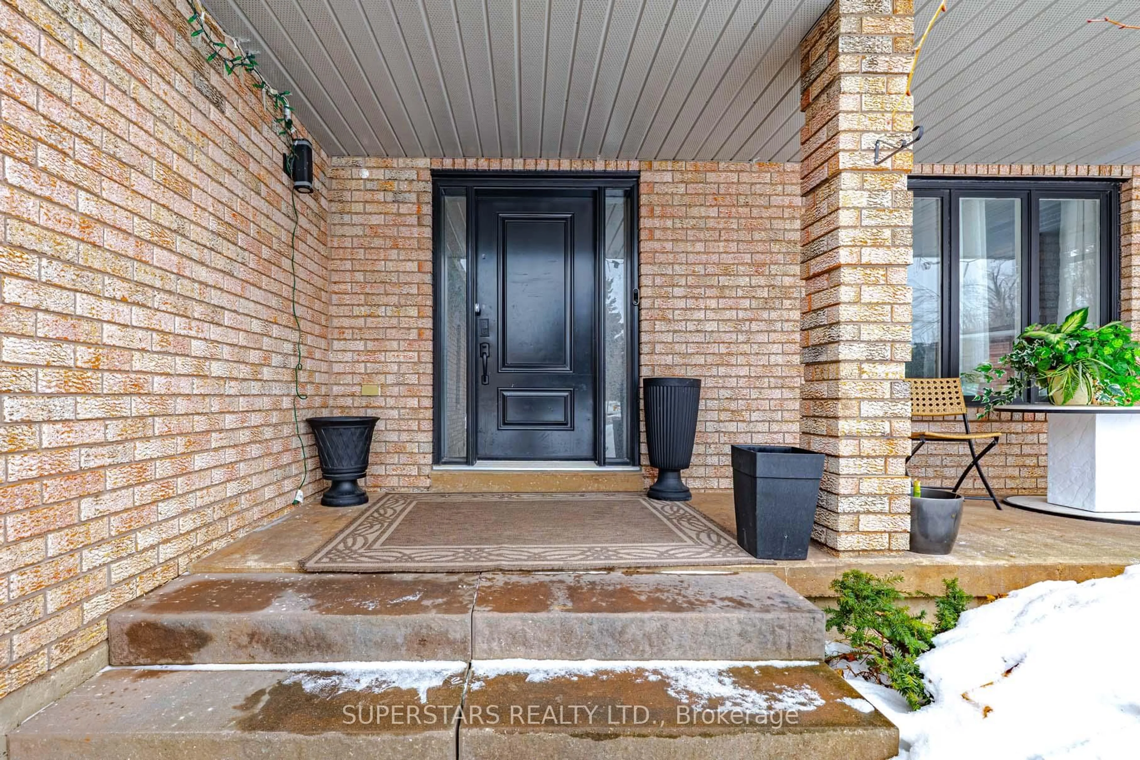 Indoor entryway for 61 Barwick Dr, Barrie Ontario L4N 6Z5
