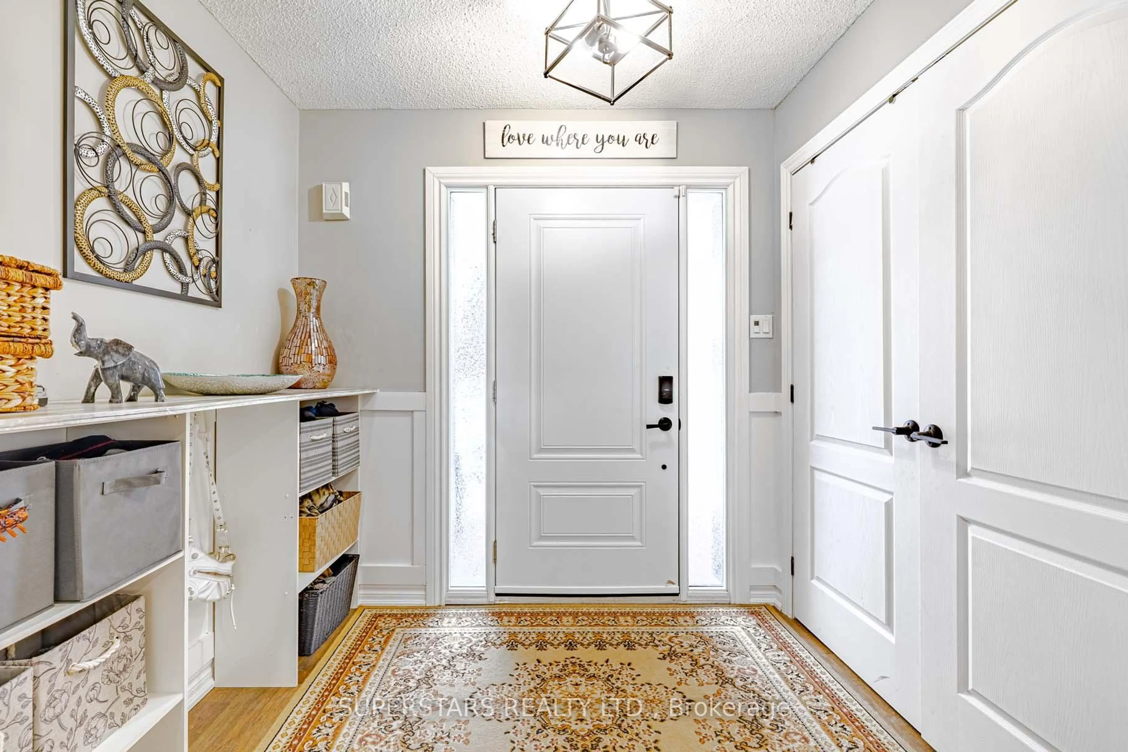 Indoor entryway for 61 Barwick Dr, Barrie Ontario L4N 6Z5