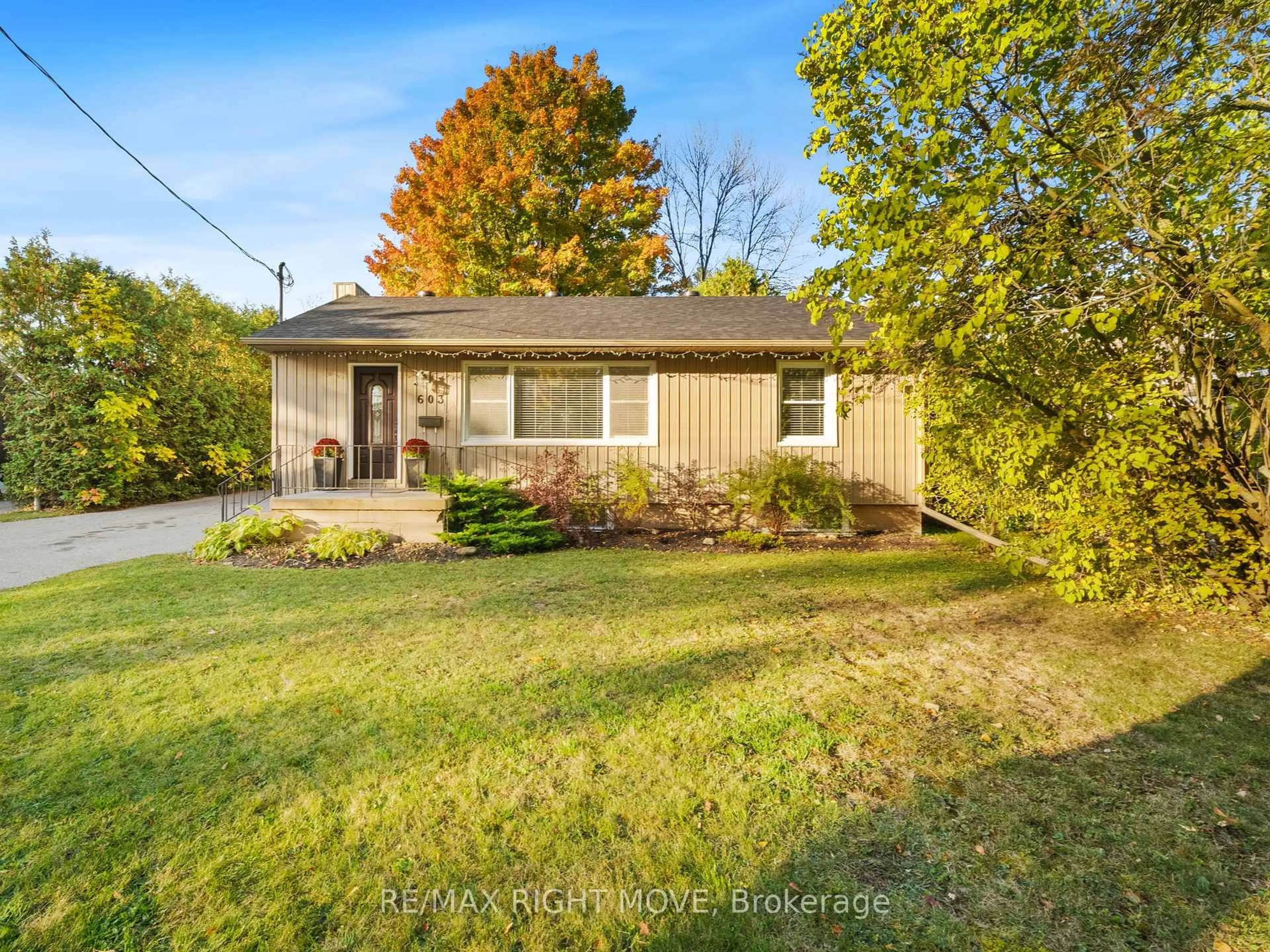 A pic from outside/outdoor area/front of a property/back of a property/a pic from drone, street for 603 High St, Orillia Ontario L3V 4Y2