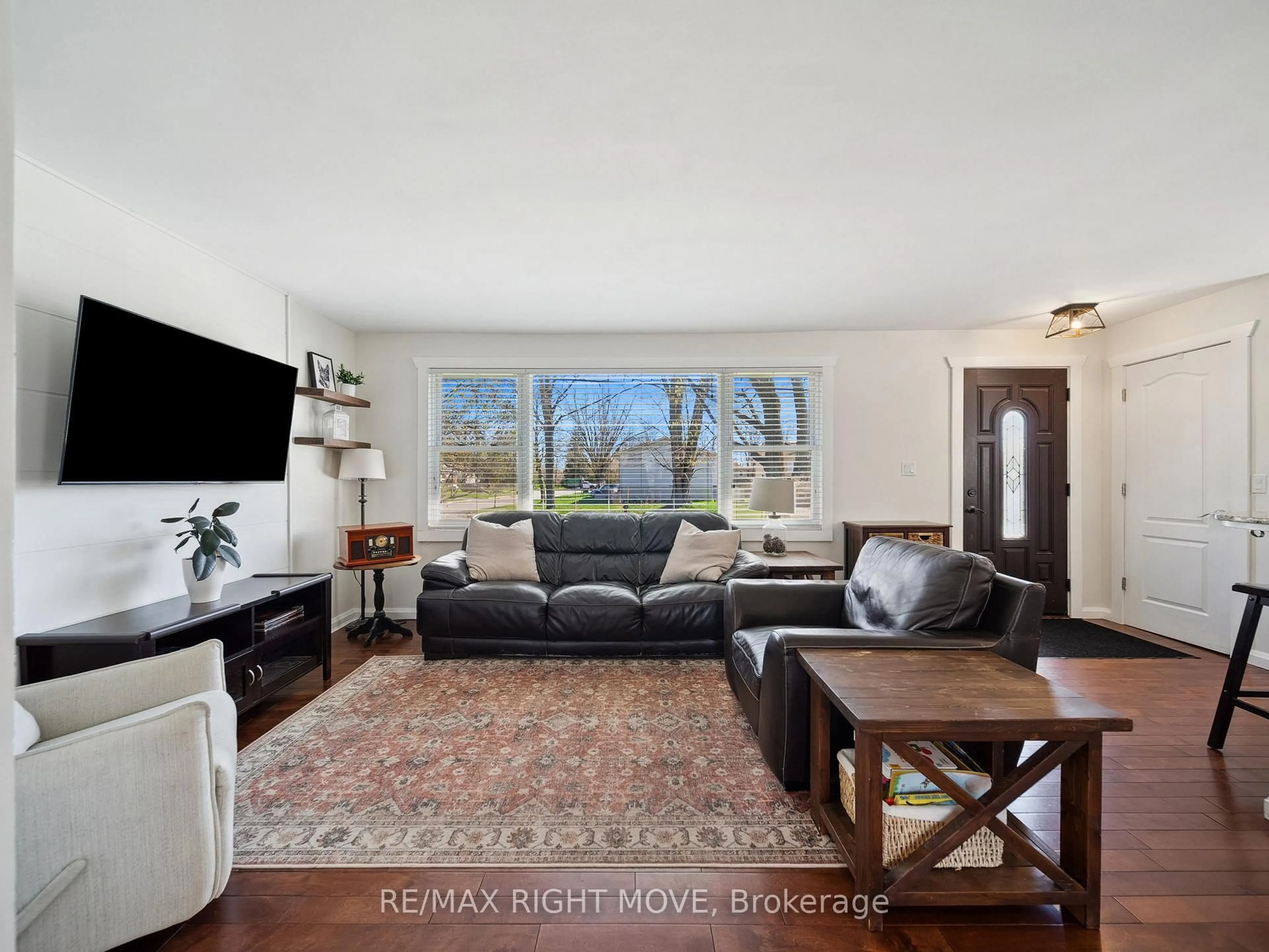 Living room with furniture, unknown for 603 High St, Orillia Ontario L3V 4Y2