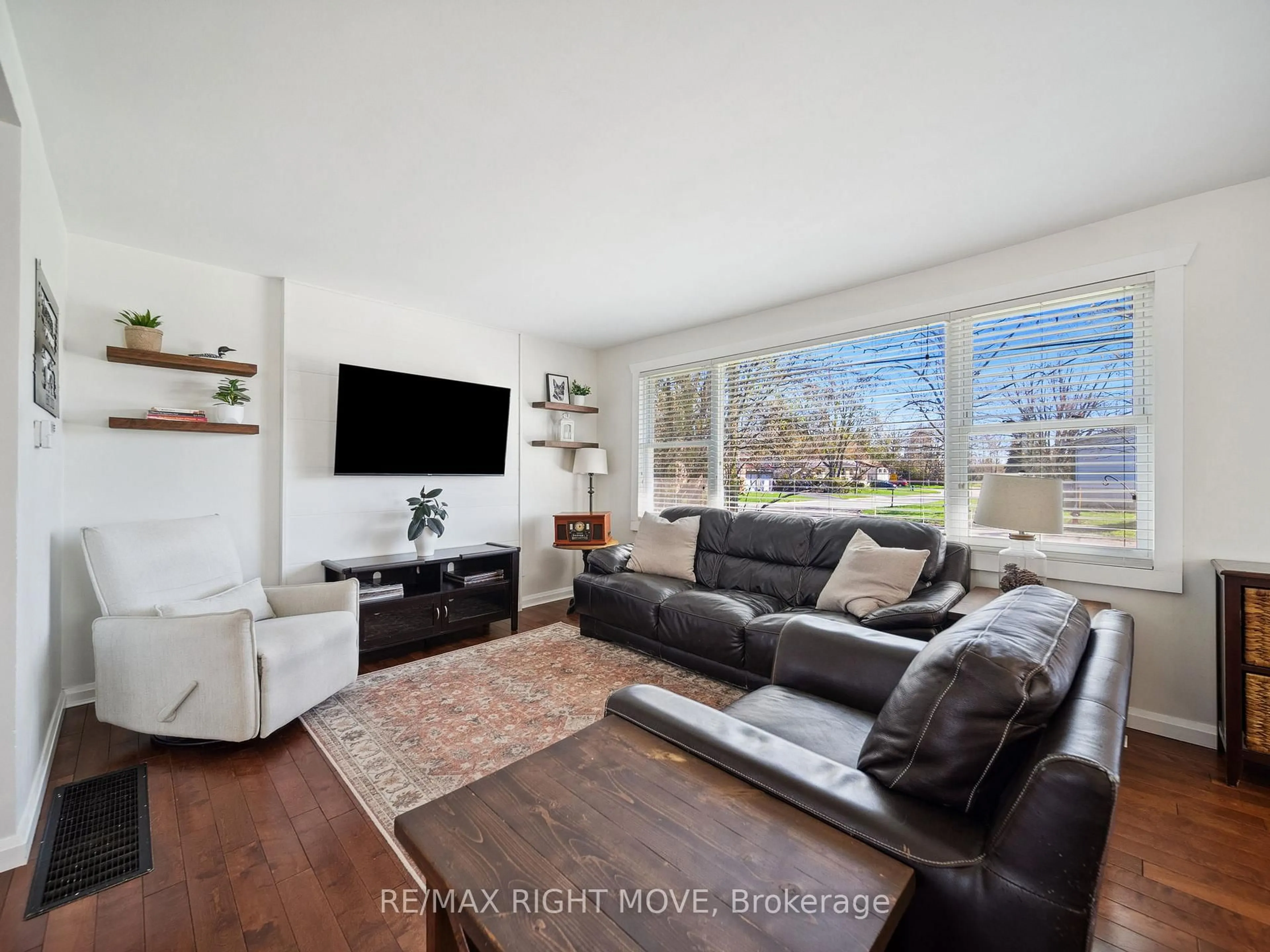 Living room with furniture, wood/laminate floor for 603 High St, Orillia Ontario L3V 4Y2