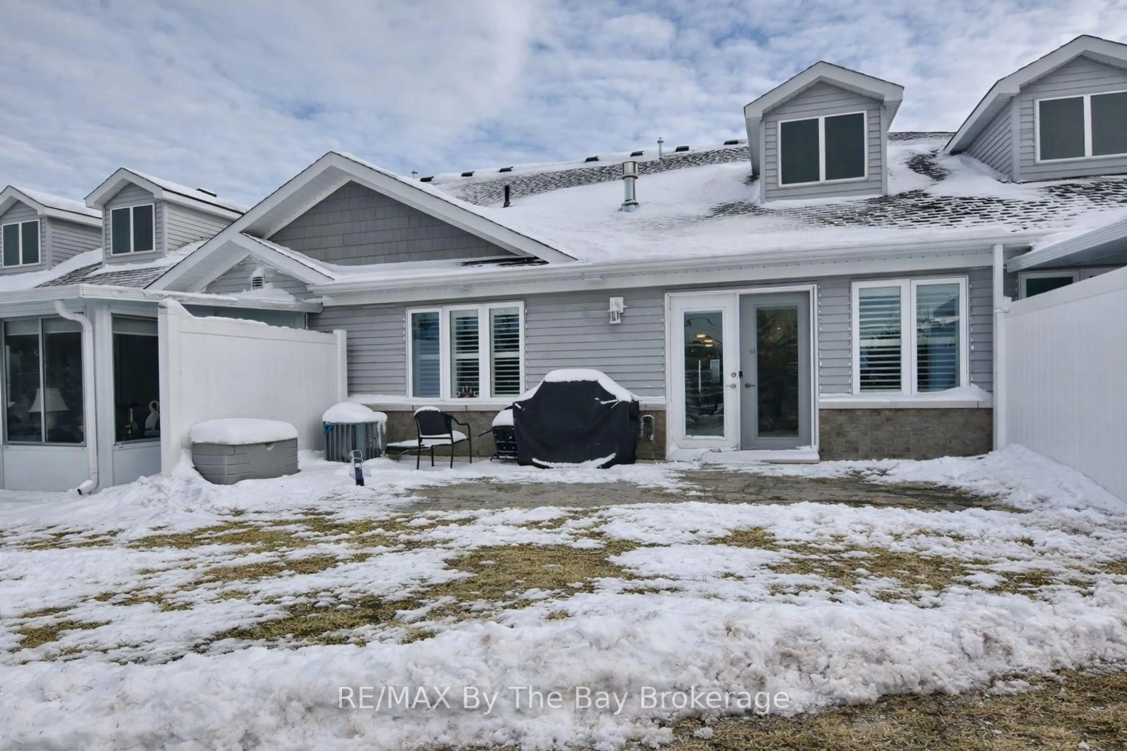 A pic from outside/outdoor area/front of a property/back of a property/a pic from drone, street for 30 Ivy Cres, Wasaga Beach Ontario L9Z 0H8