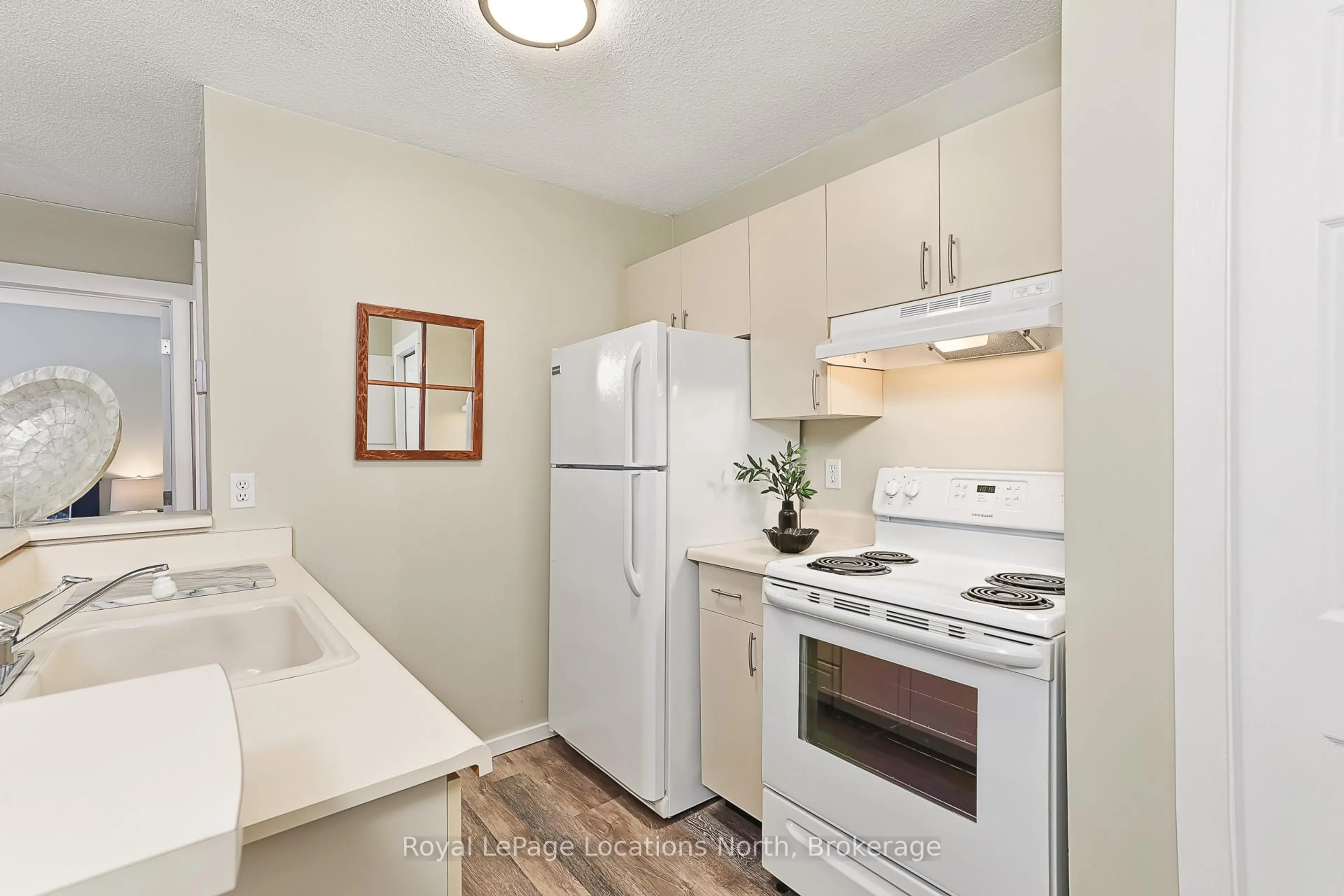 Standard kitchen, unknown for 19 Dawson Dr #47, Collingwood Ontario L9Y 5B4