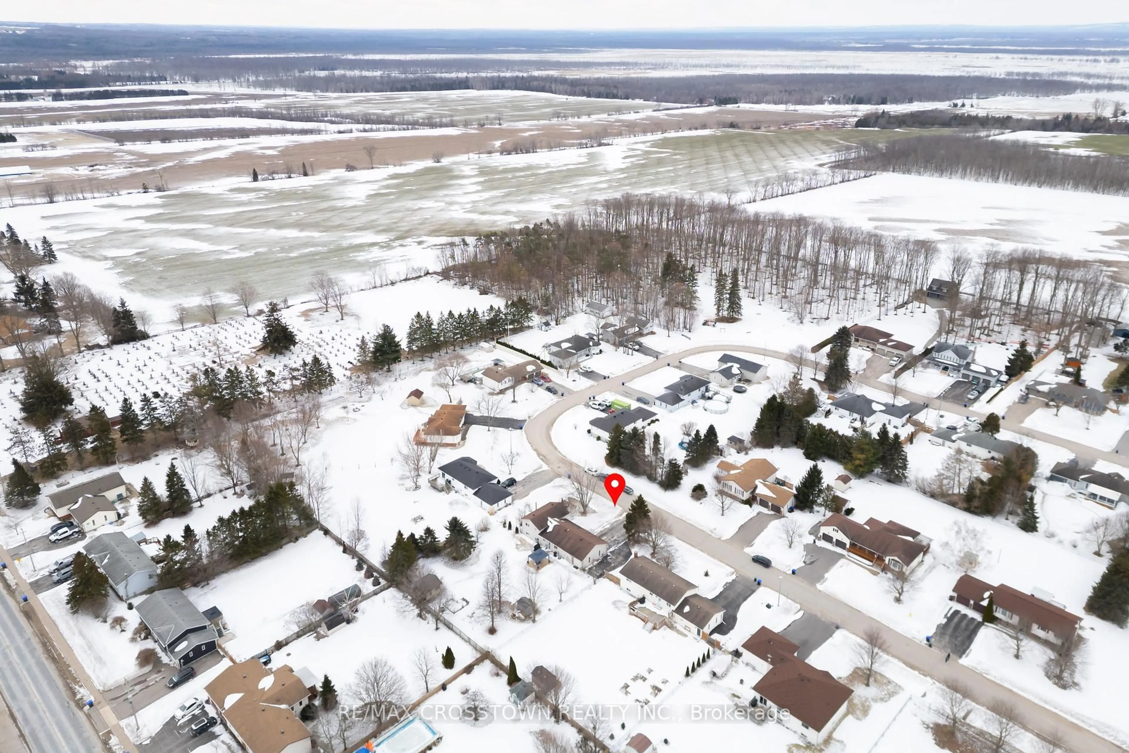 A pic from outside/outdoor area/front of a property/back of a property/a pic from drone, unknown for 54 Foyston Park Circ, Springwater Ontario L0L 1Y0
