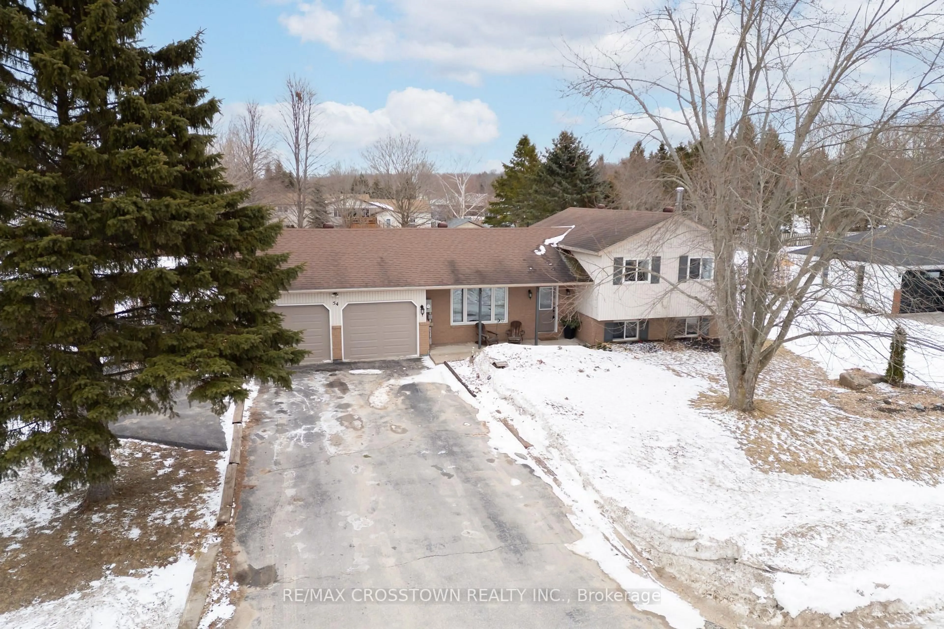 A pic from outside/outdoor area/front of a property/back of a property/a pic from drone, street for 54 Foyston Park Circ, Springwater Ontario L0L 1Y0