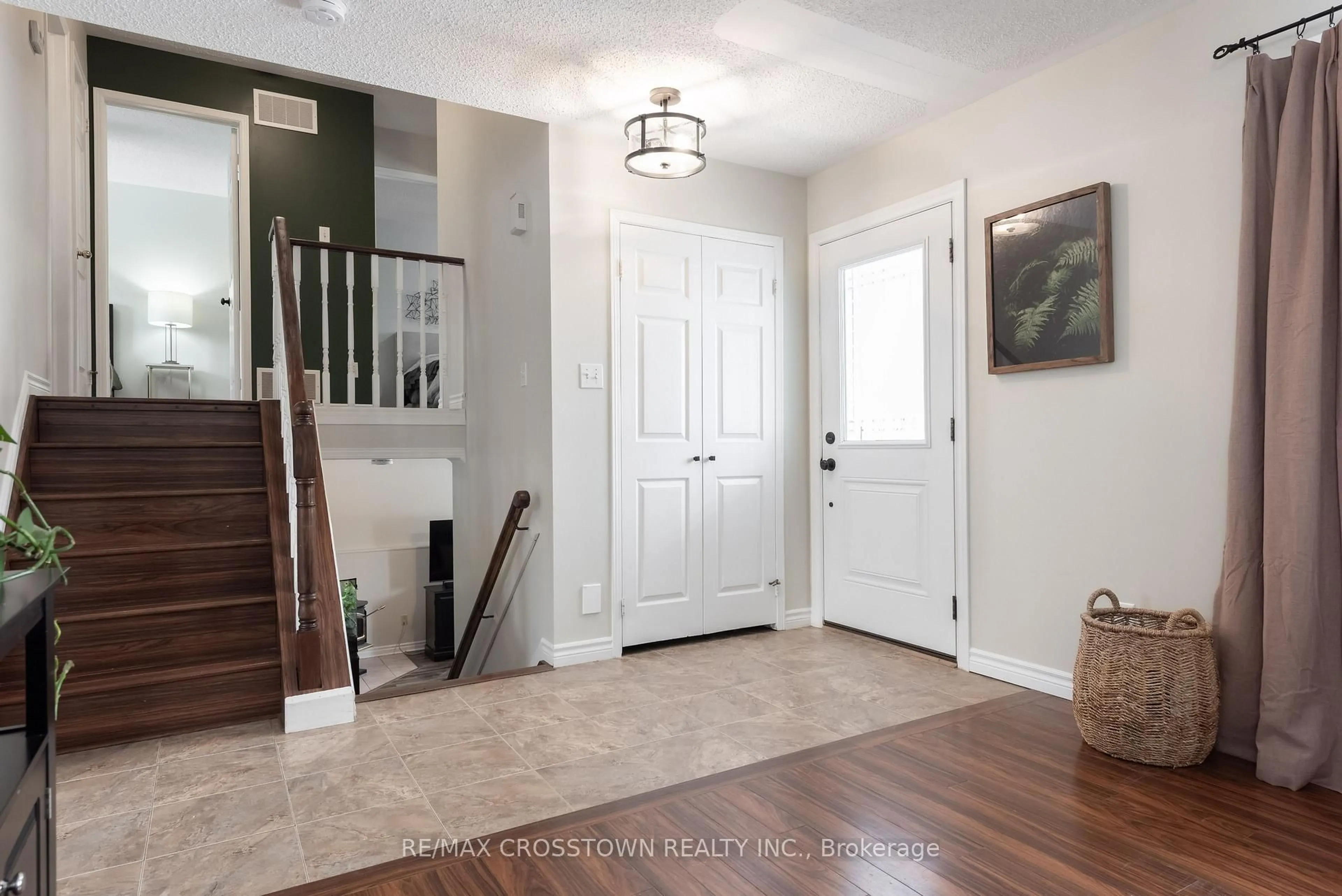 Indoor entryway for 54 Foyston Park Circ, Springwater Ontario L0L 1Y0
