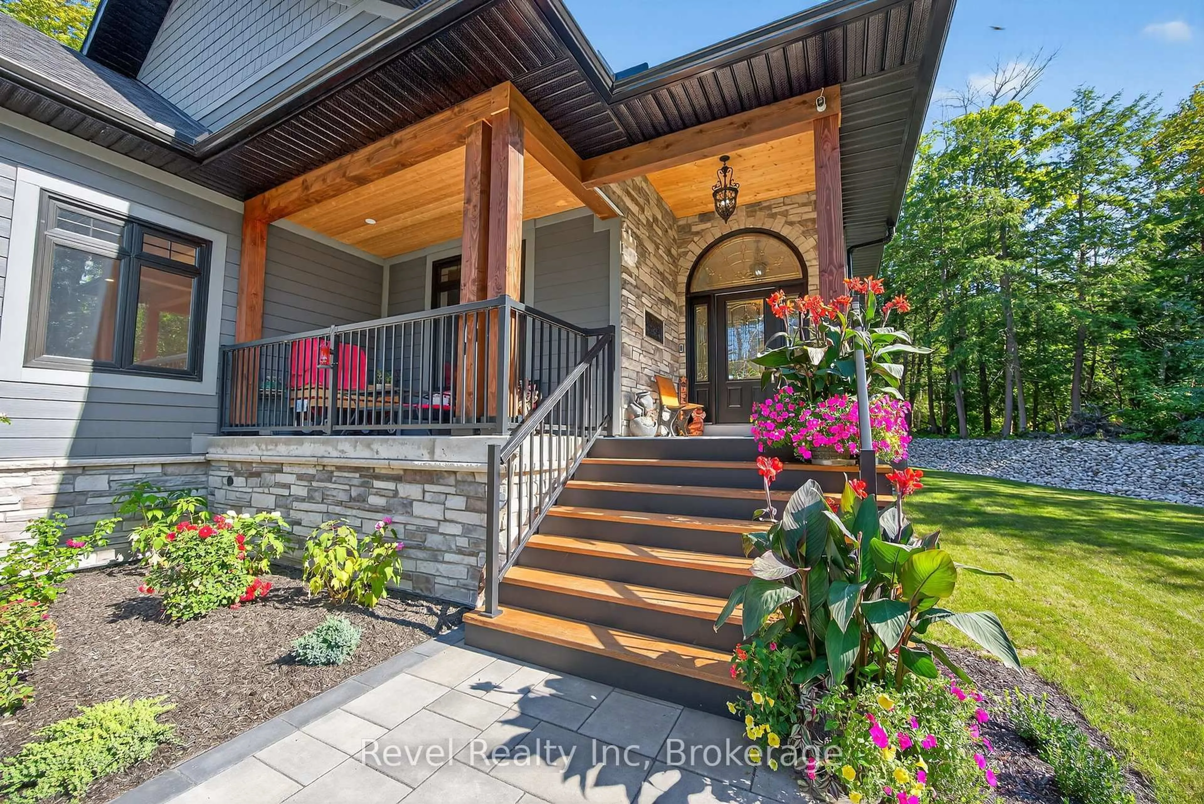 Indoor entryway for 517 Silverbirch Dr, Tiny Ontario L9M 0M5